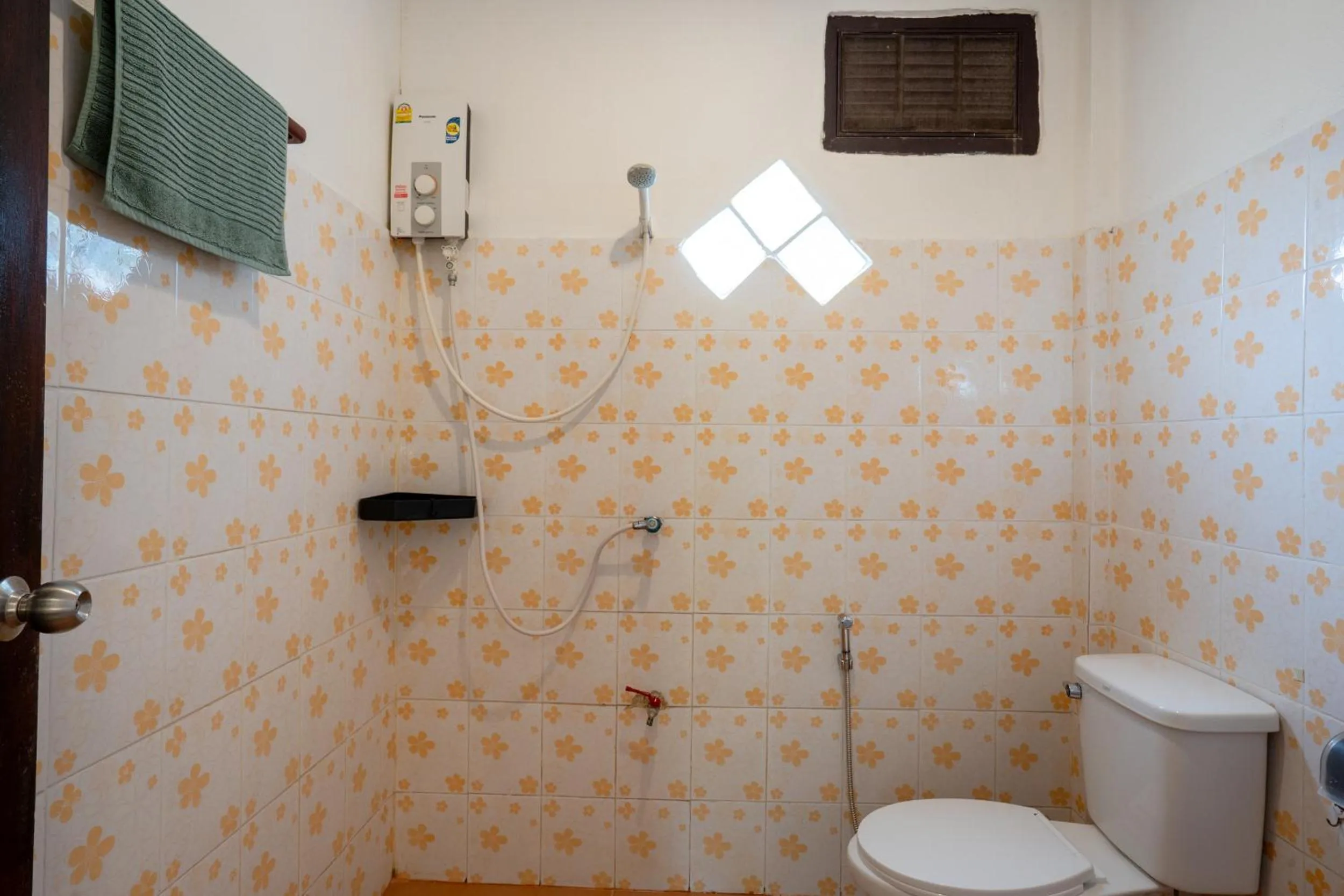 Bathroom in Lanta School Beach Resort