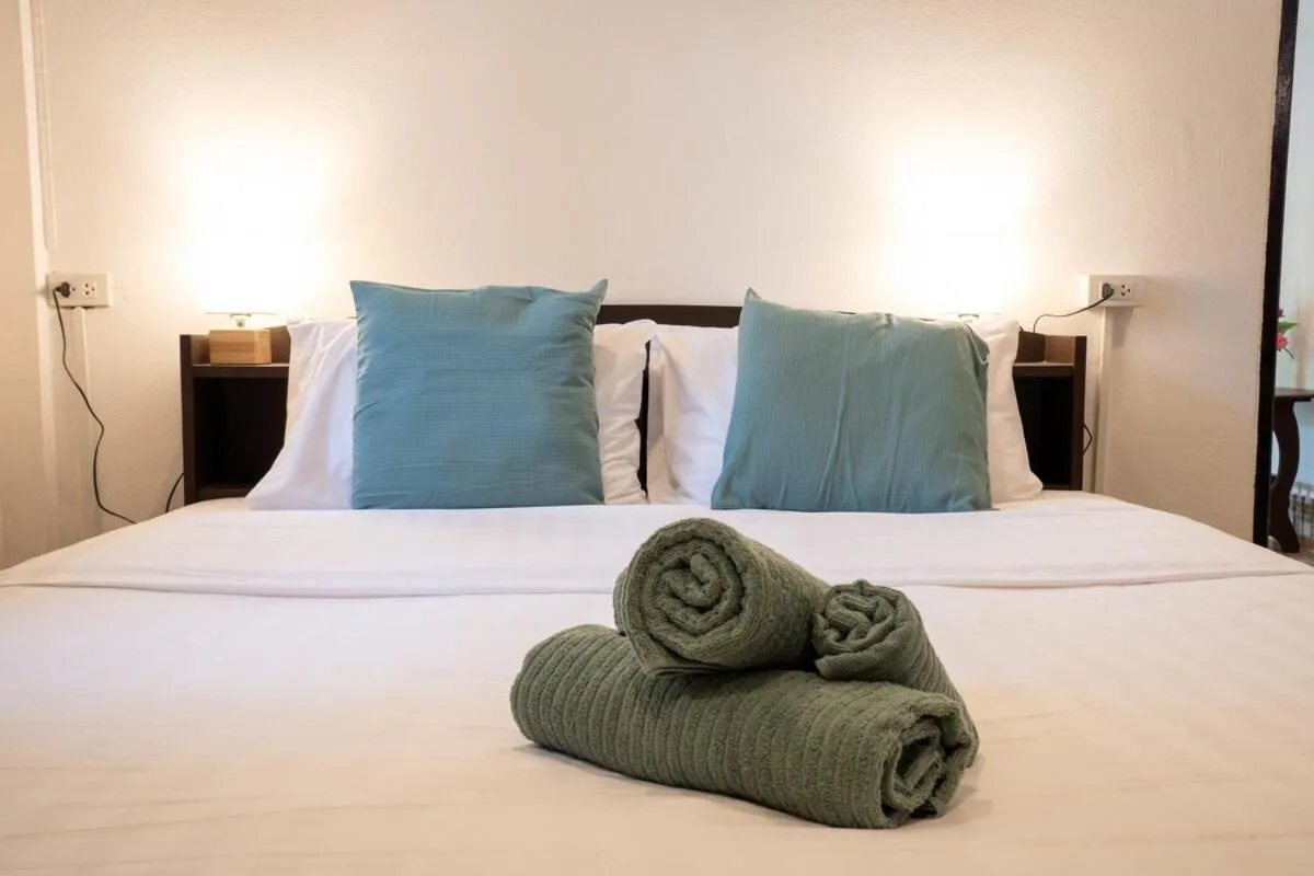 Bed in Lanta School Beach Resort