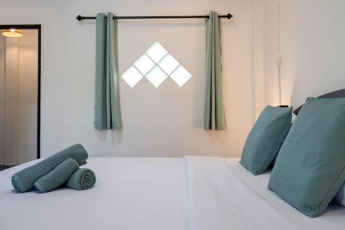 Bed in Lanta School Beach Resort