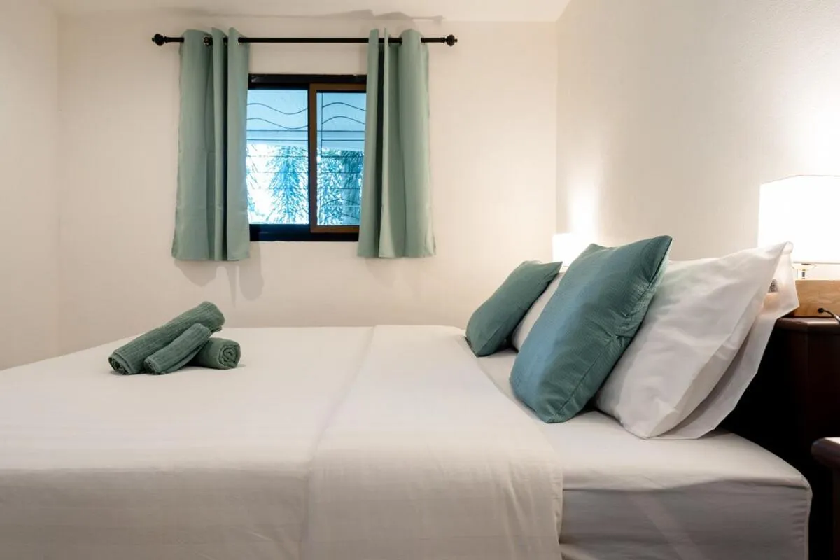 Bed in Lanta School Beach Resort