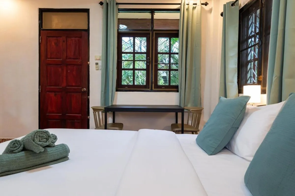 Bed in Lanta School Beach Resort