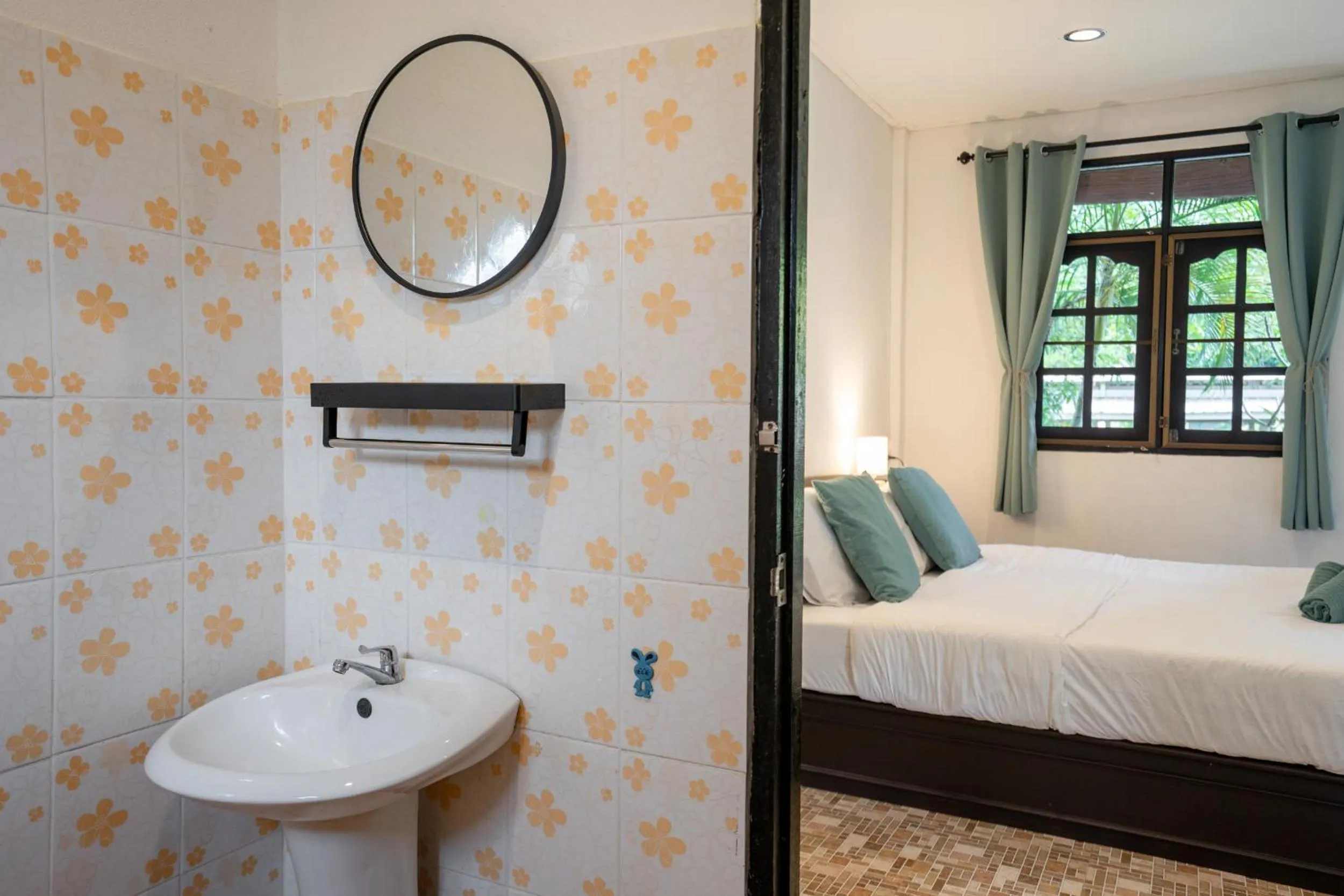 Bathroom, Bed in Lanta School Beach Resort