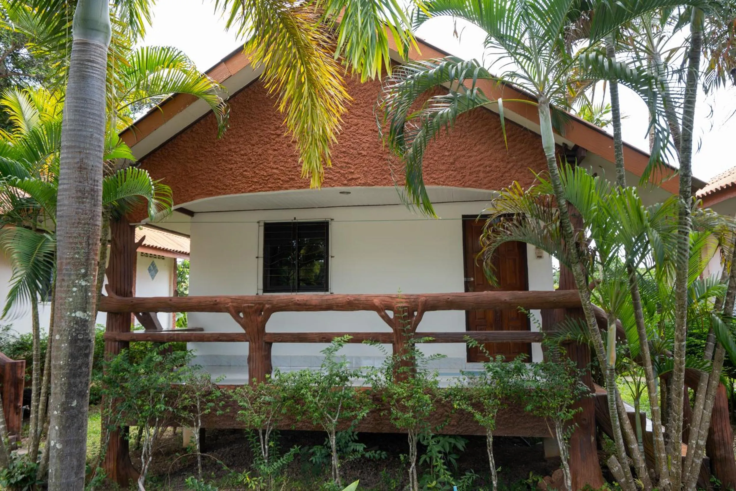 Property building in Lanta School Beach Resort