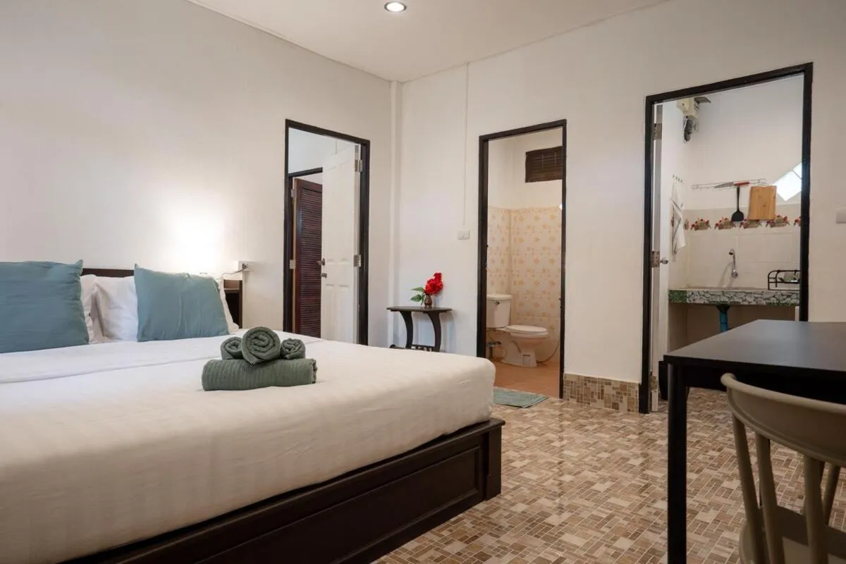 Bed in Lanta School Beach Resort