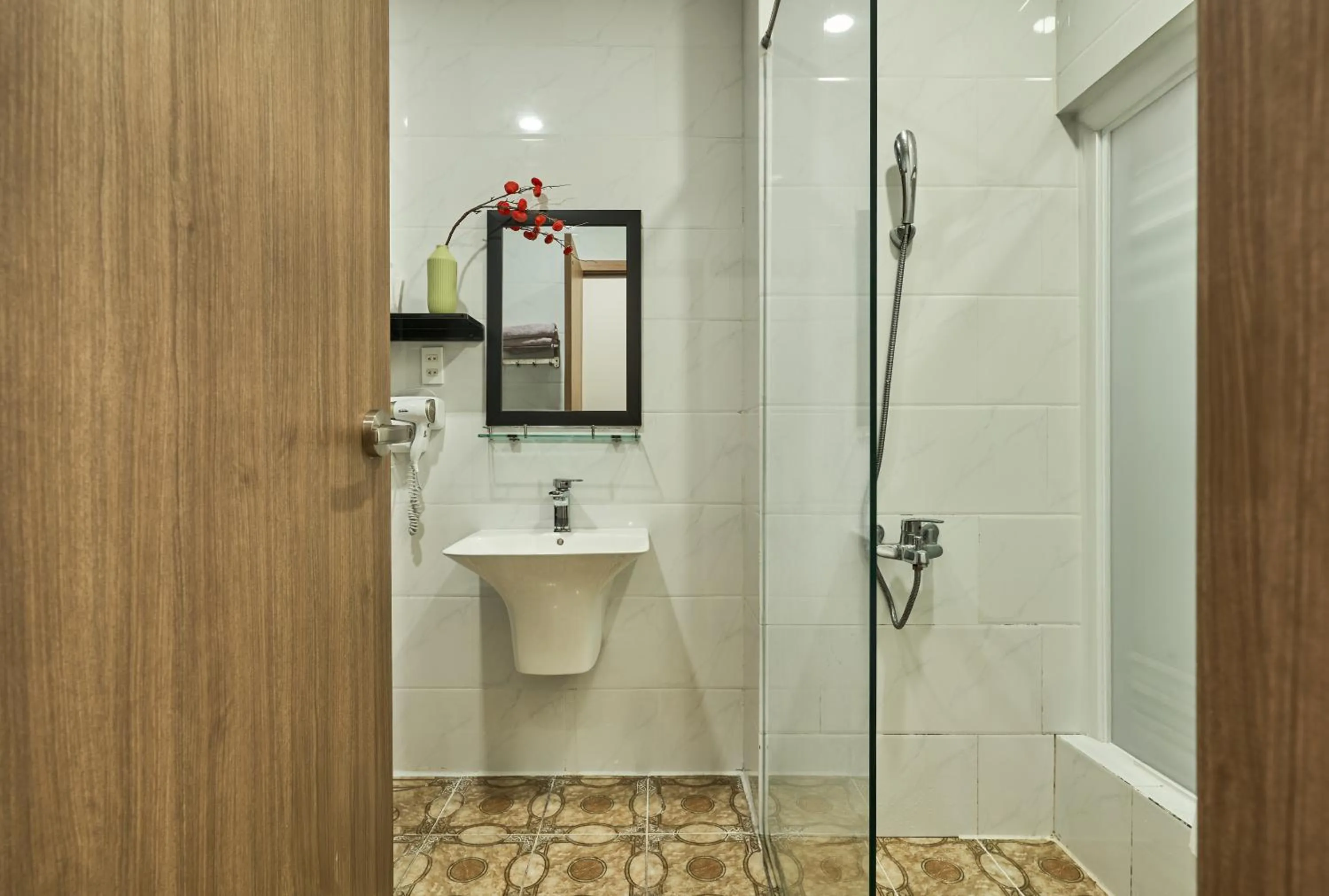 Shower in The Passion Hotel Airport - 5 minutes to Tan Son Nhat