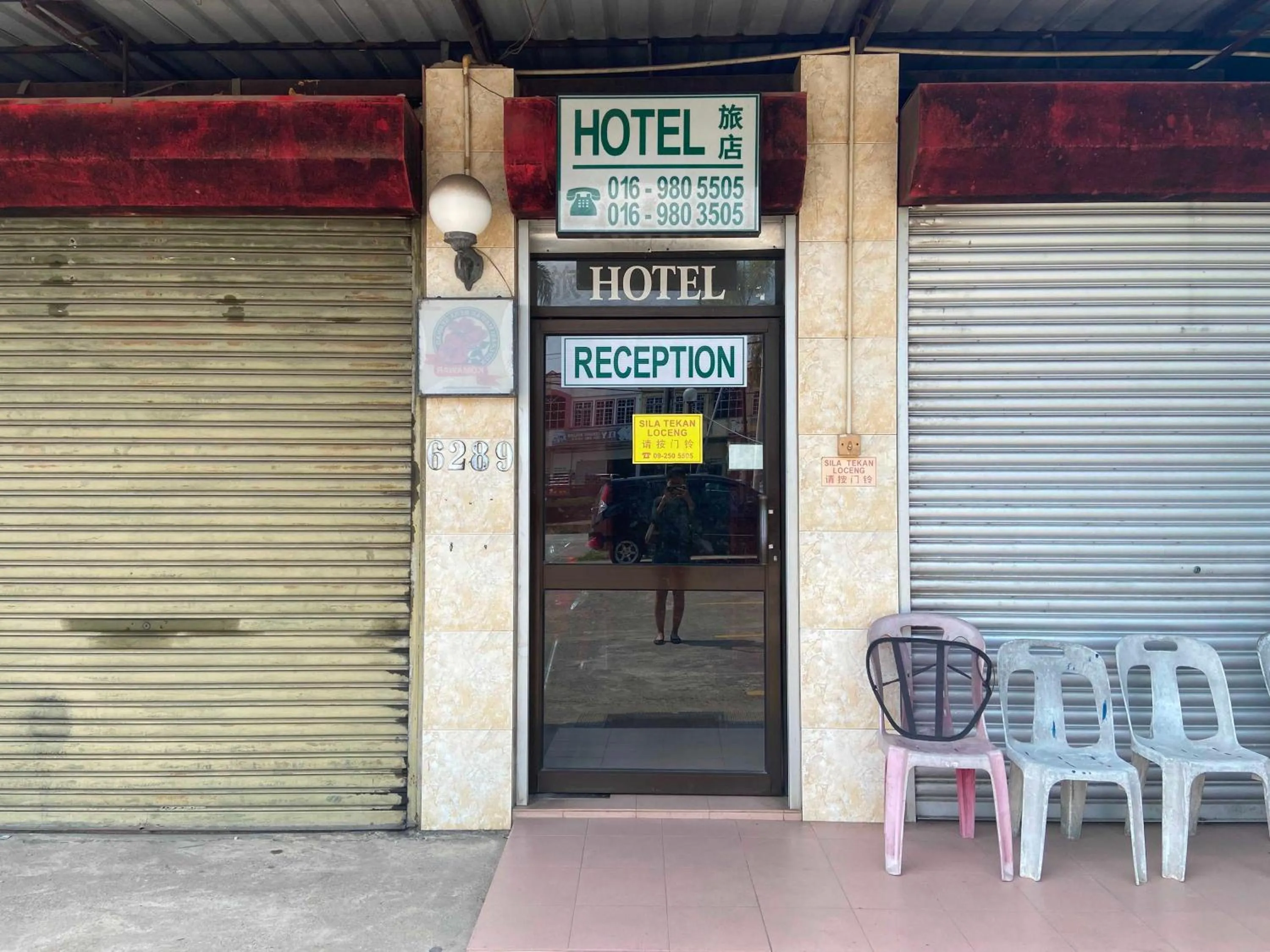 Facade/entrance in OYO 90885 Bera Pentagon Inn