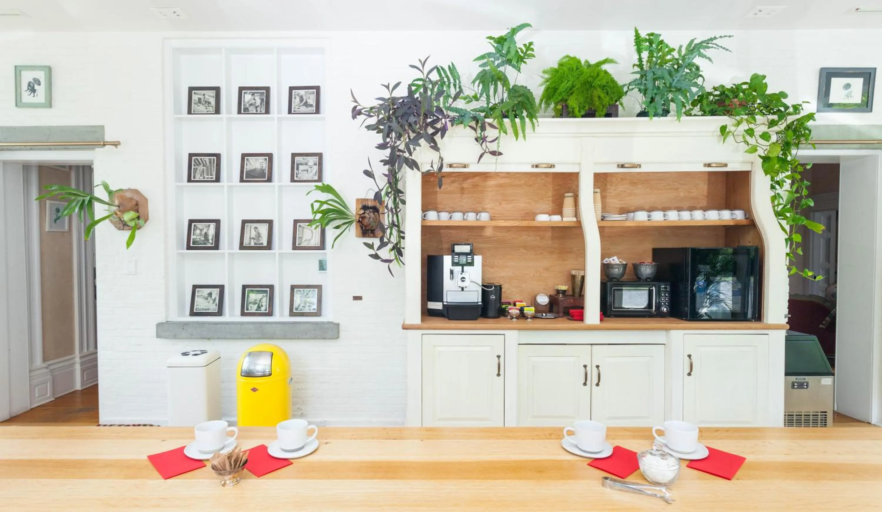 Communal lounge/ TV room in Argos Inn - Ithaca's Boutique Hotel