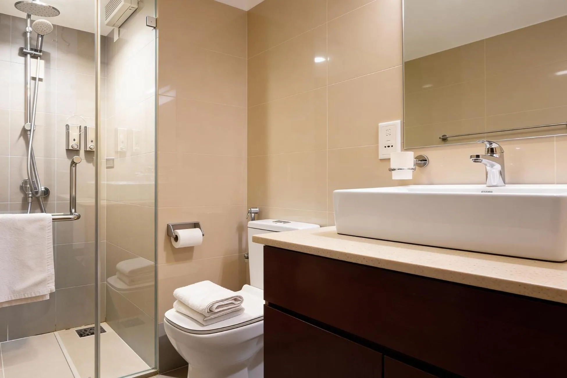 Shower in Corundum Breeze Negombo