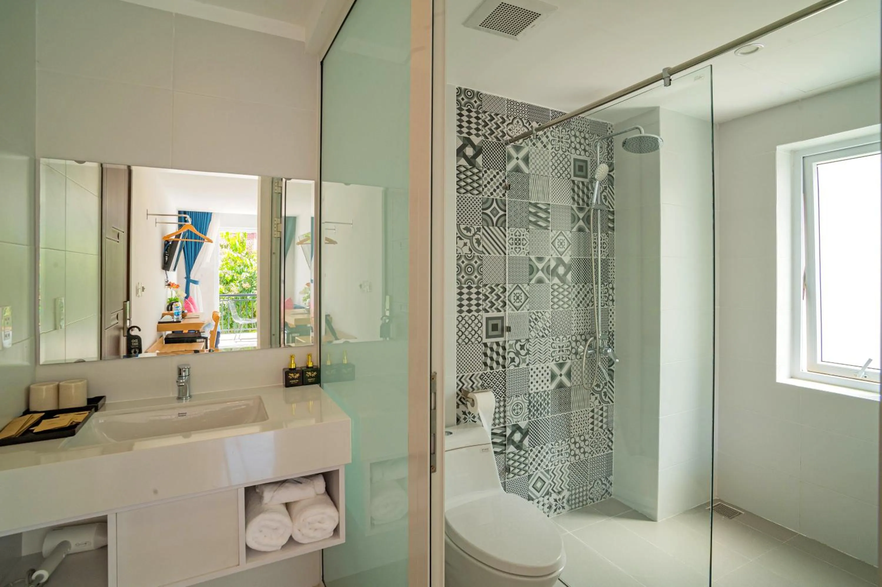 Shower in White House Central Villa