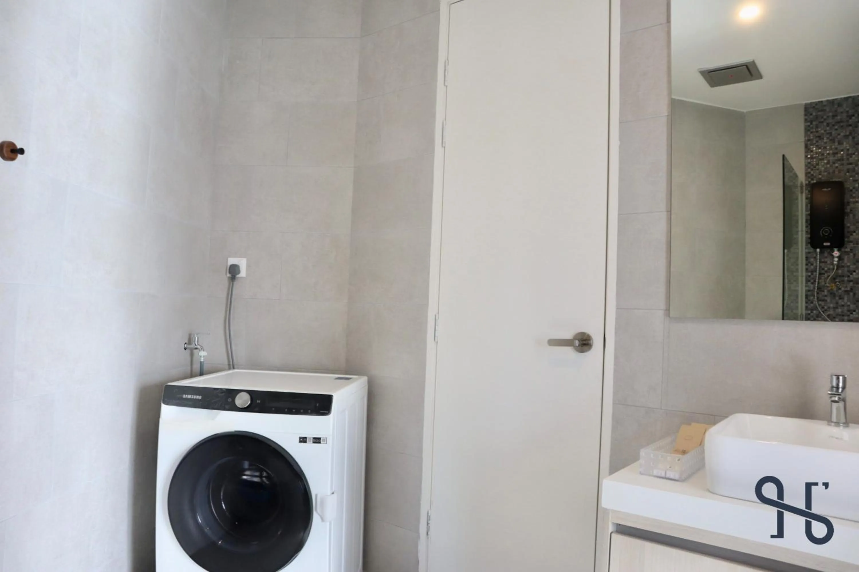 Bathroom in The Shore by Homesuite'