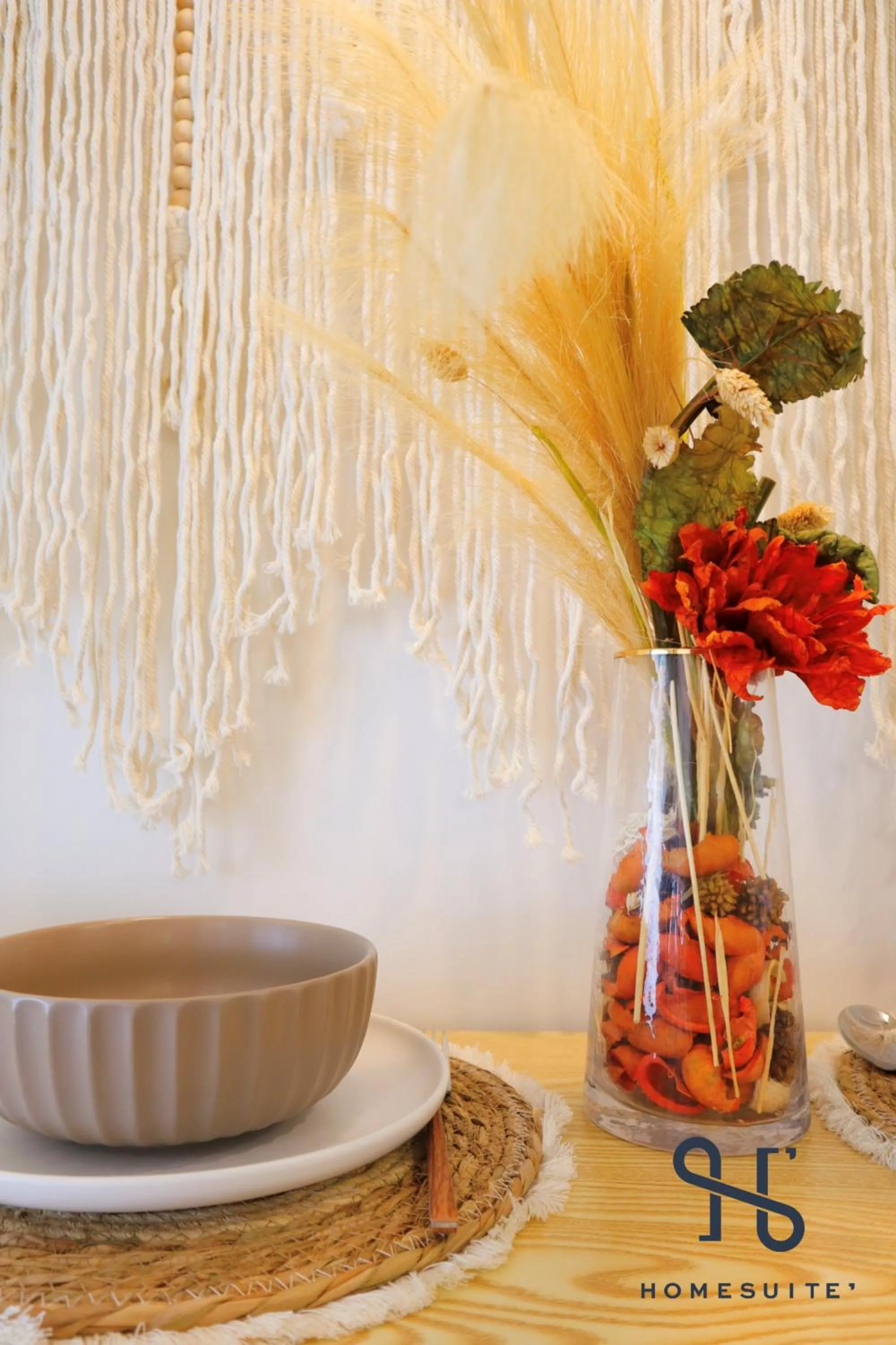 Dining area in The Shore by Homesuite'