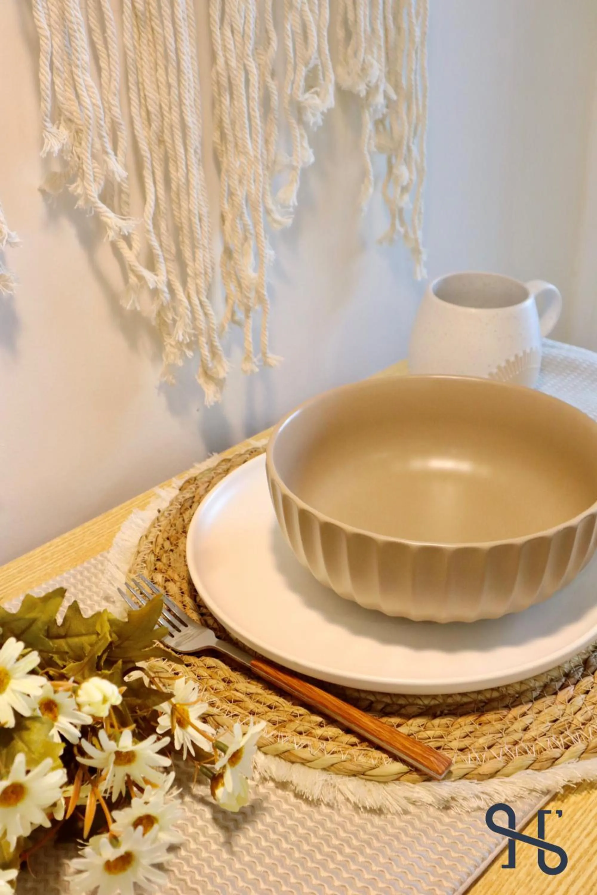 Dining area in The Shore by Homesuite'