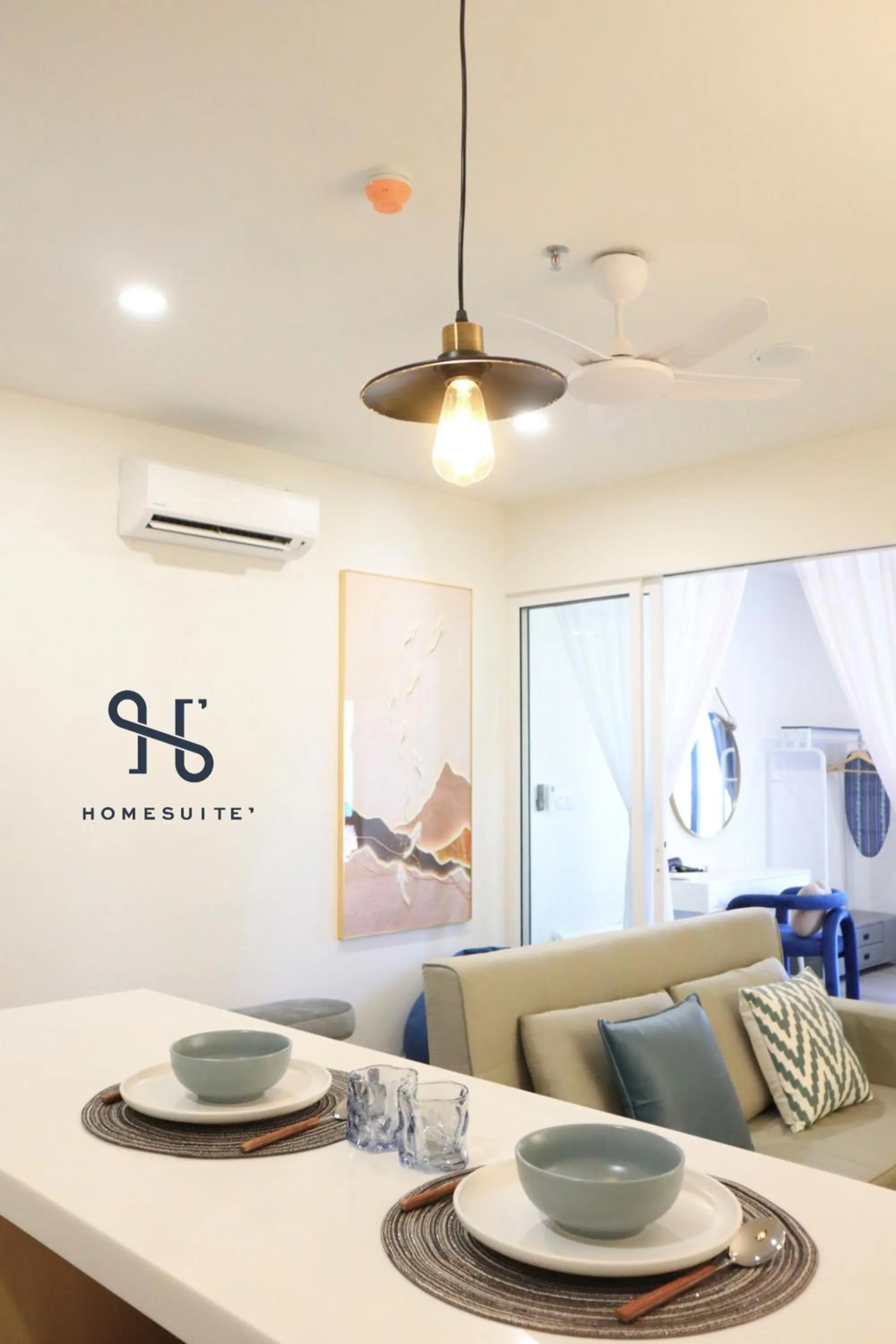 Dining area in The Shore by Homesuite'