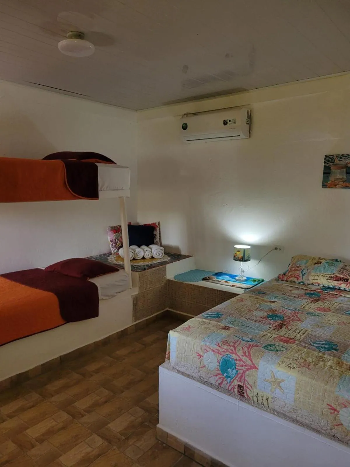 Photo of the whole room, Bed in ScubaPortobelo