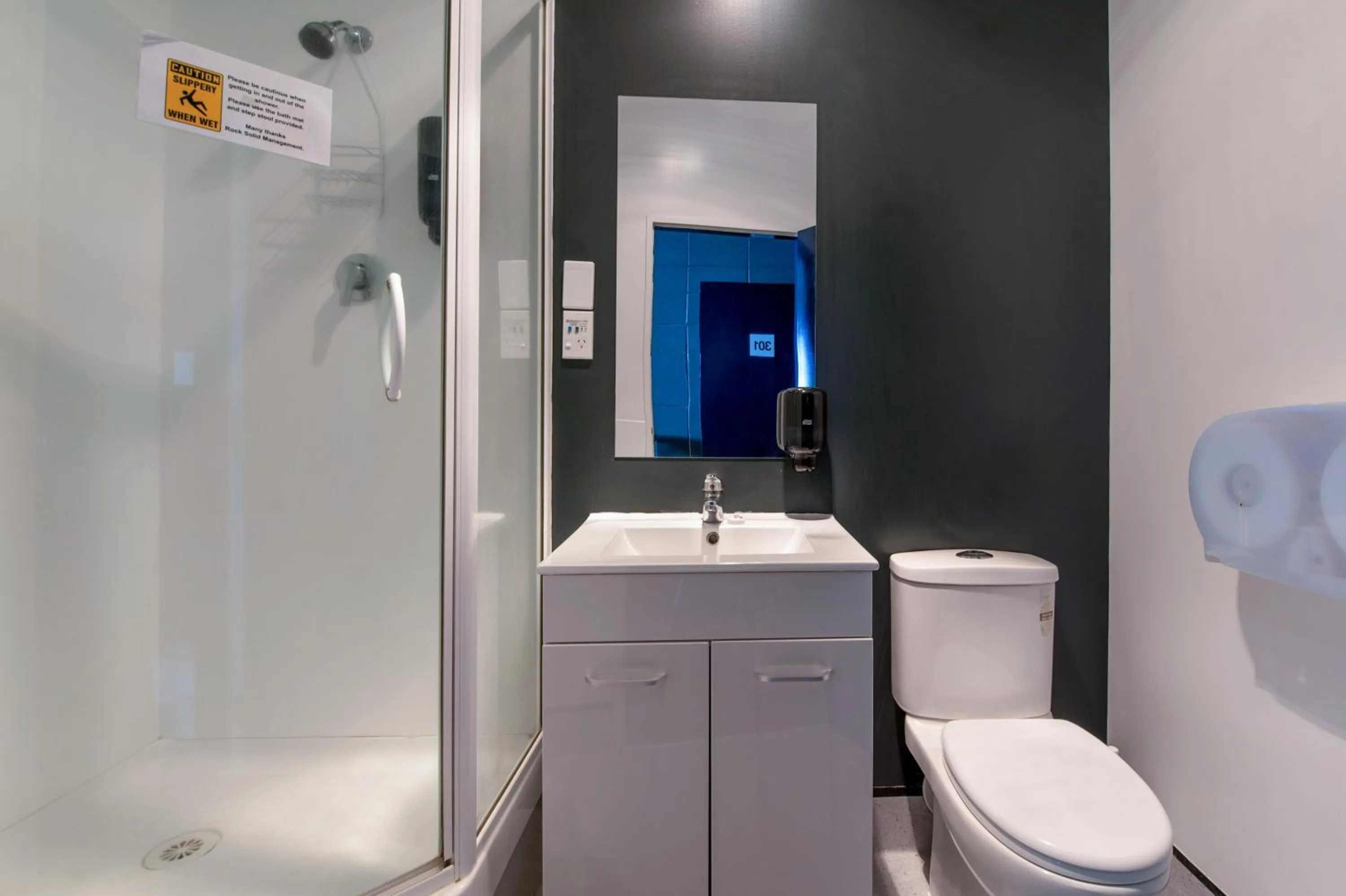 Shower in Rock Solid Backpackers Rotorua