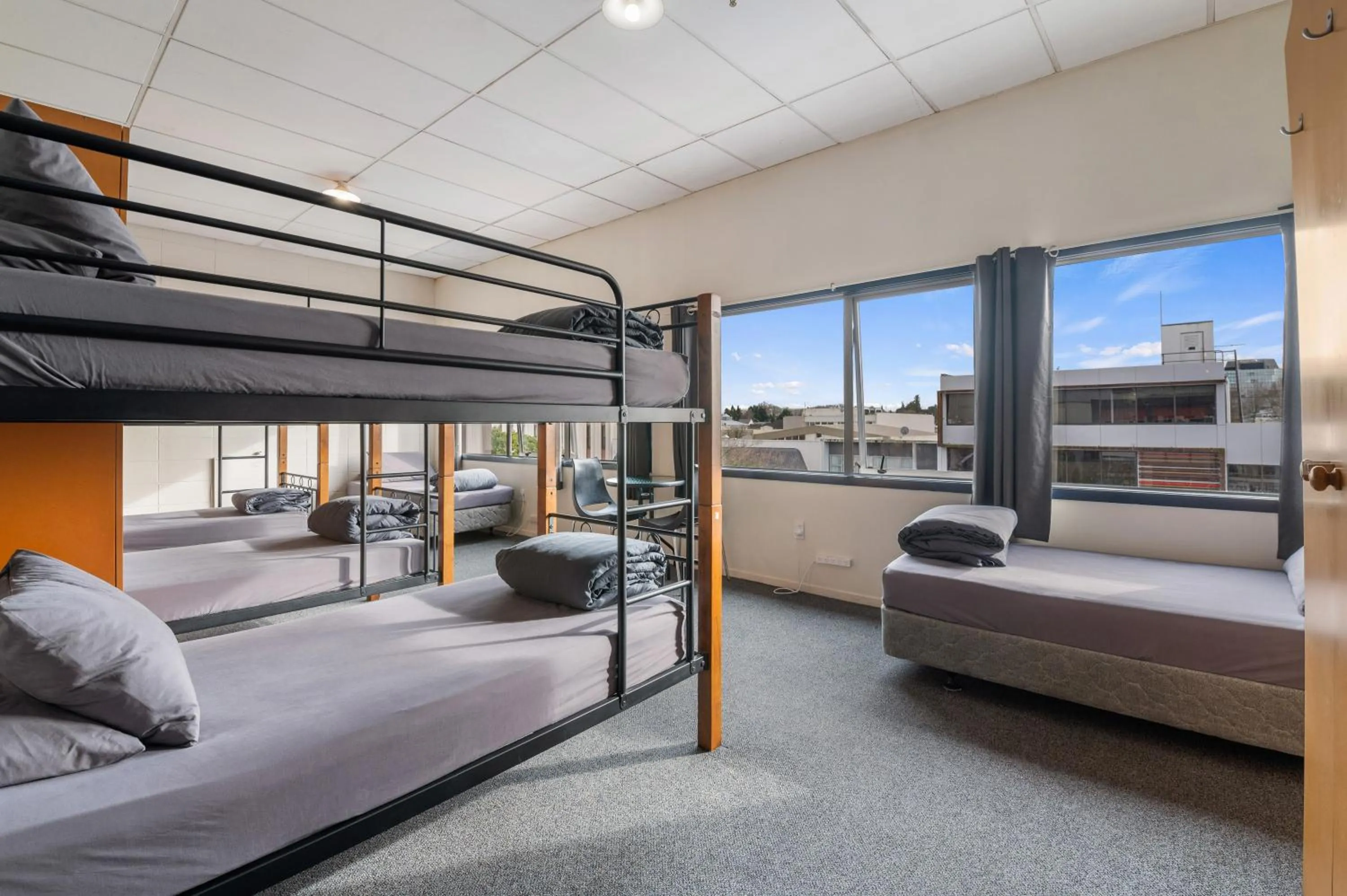 Bed in Rock Solid Backpackers Rotorua