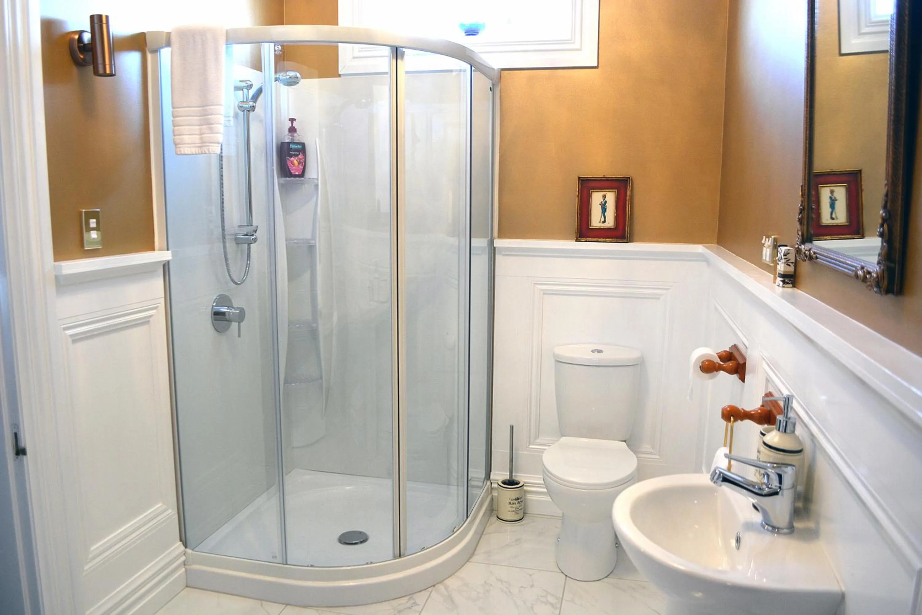 Toilet in Theatre Royal Hotel