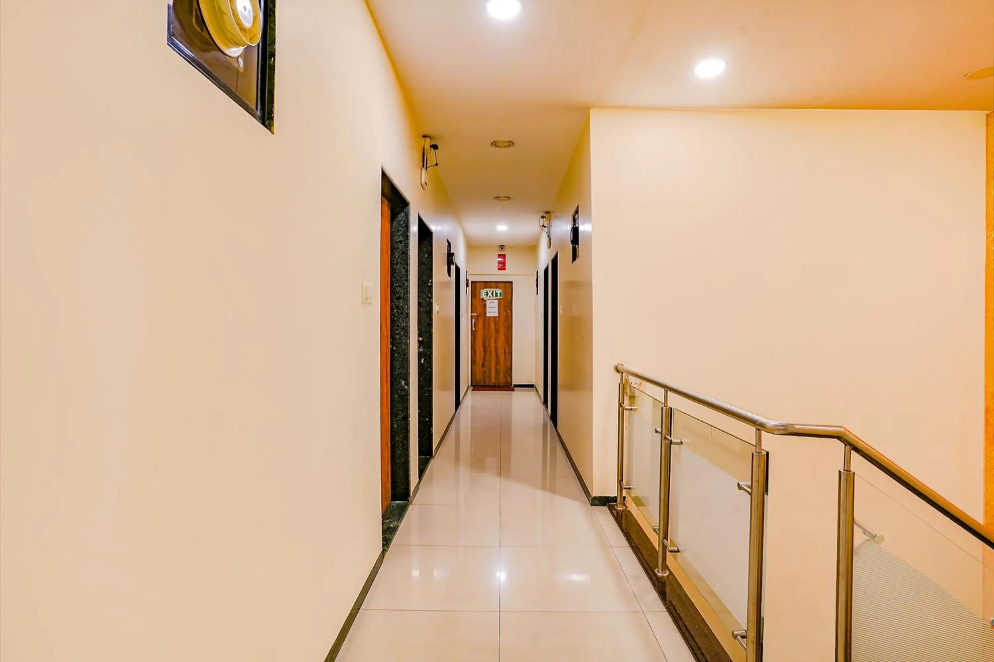 Lobby or reception in FabExpress Prakash Inn - Nr Mumbai International Airport