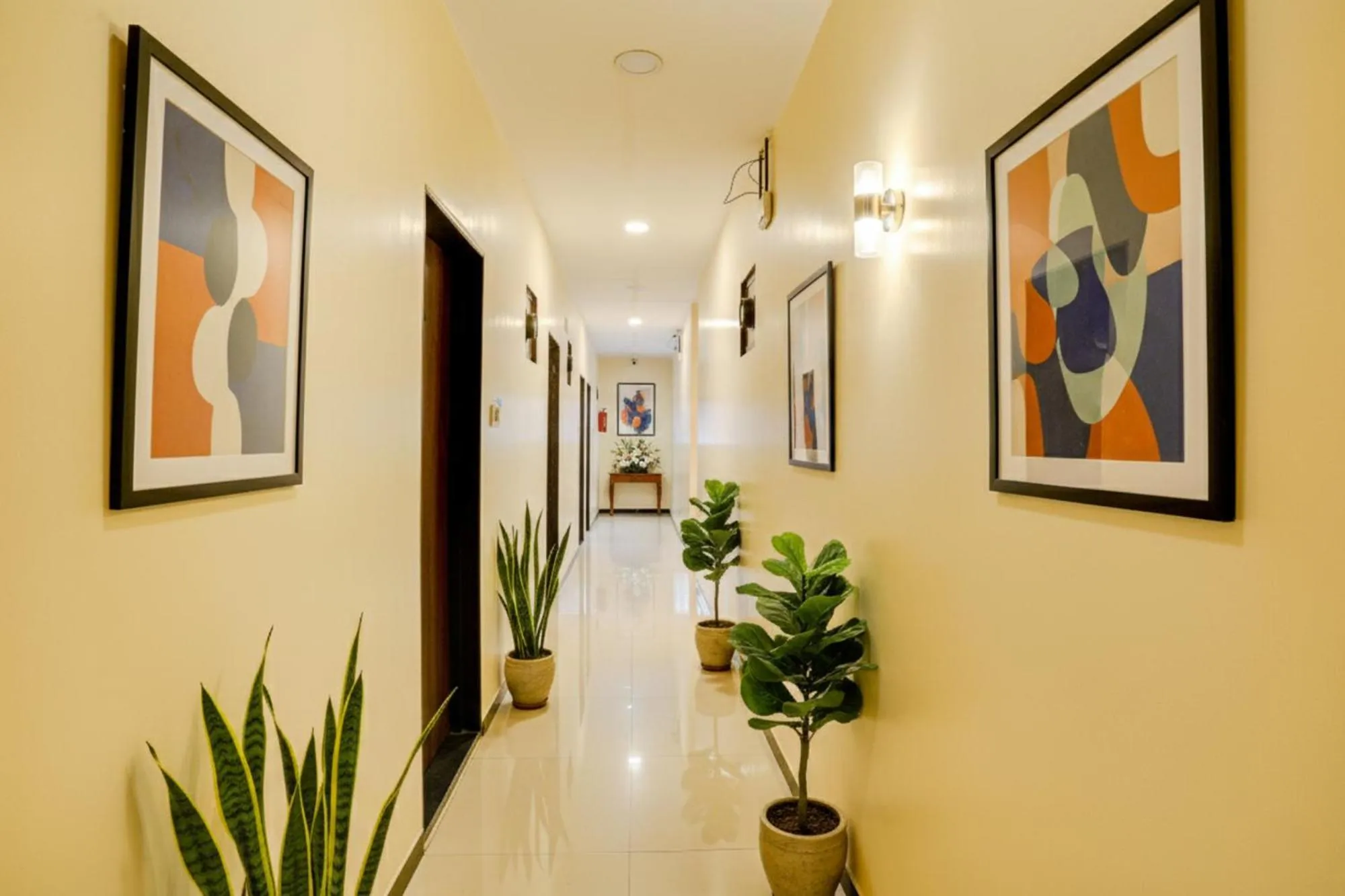 Lobby or reception in FabExpress Prakash Inn - Nr Mumbai International Airport