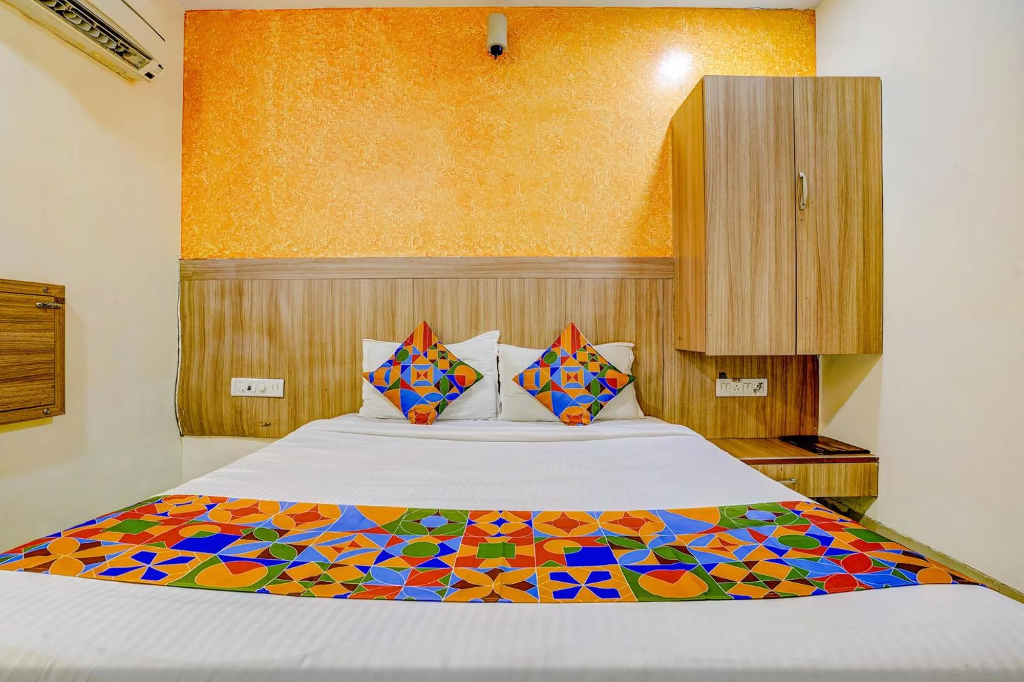 Bed in FabExpress Prakash Inn - Nr Mumbai International Airport