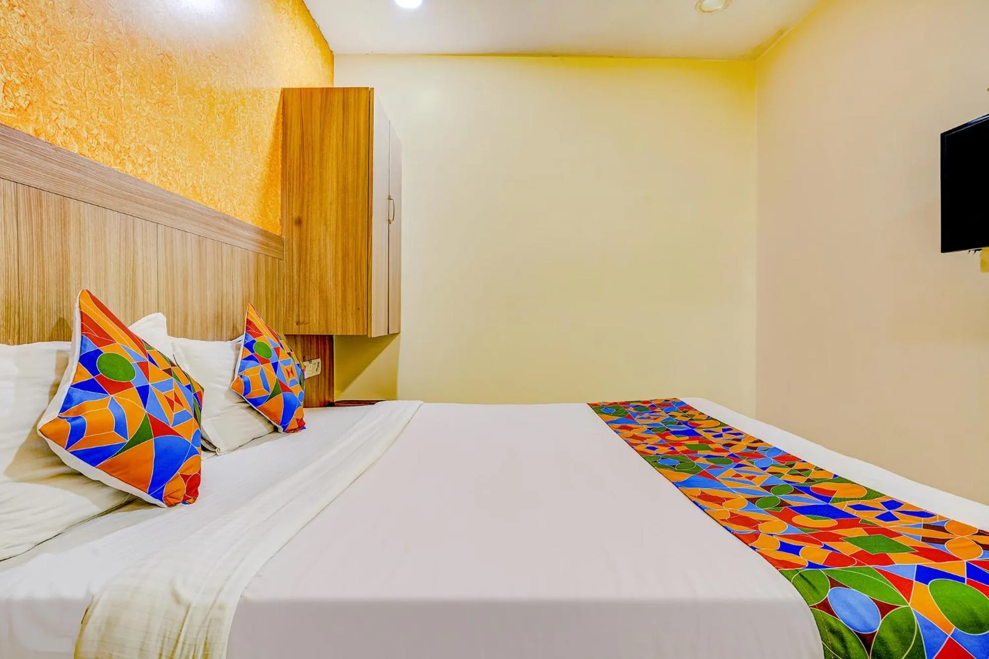 Bed in FabExpress Prakash Inn - Nr Mumbai International Airport
