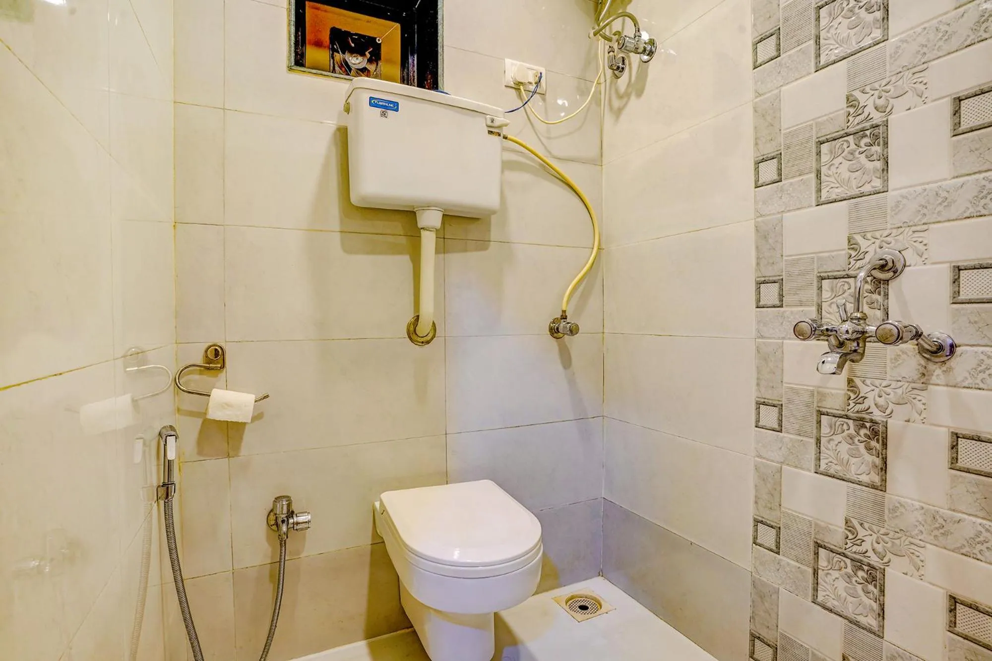 Bathroom in FabExpress Prakash Inn - Nr Mumbai International Airport