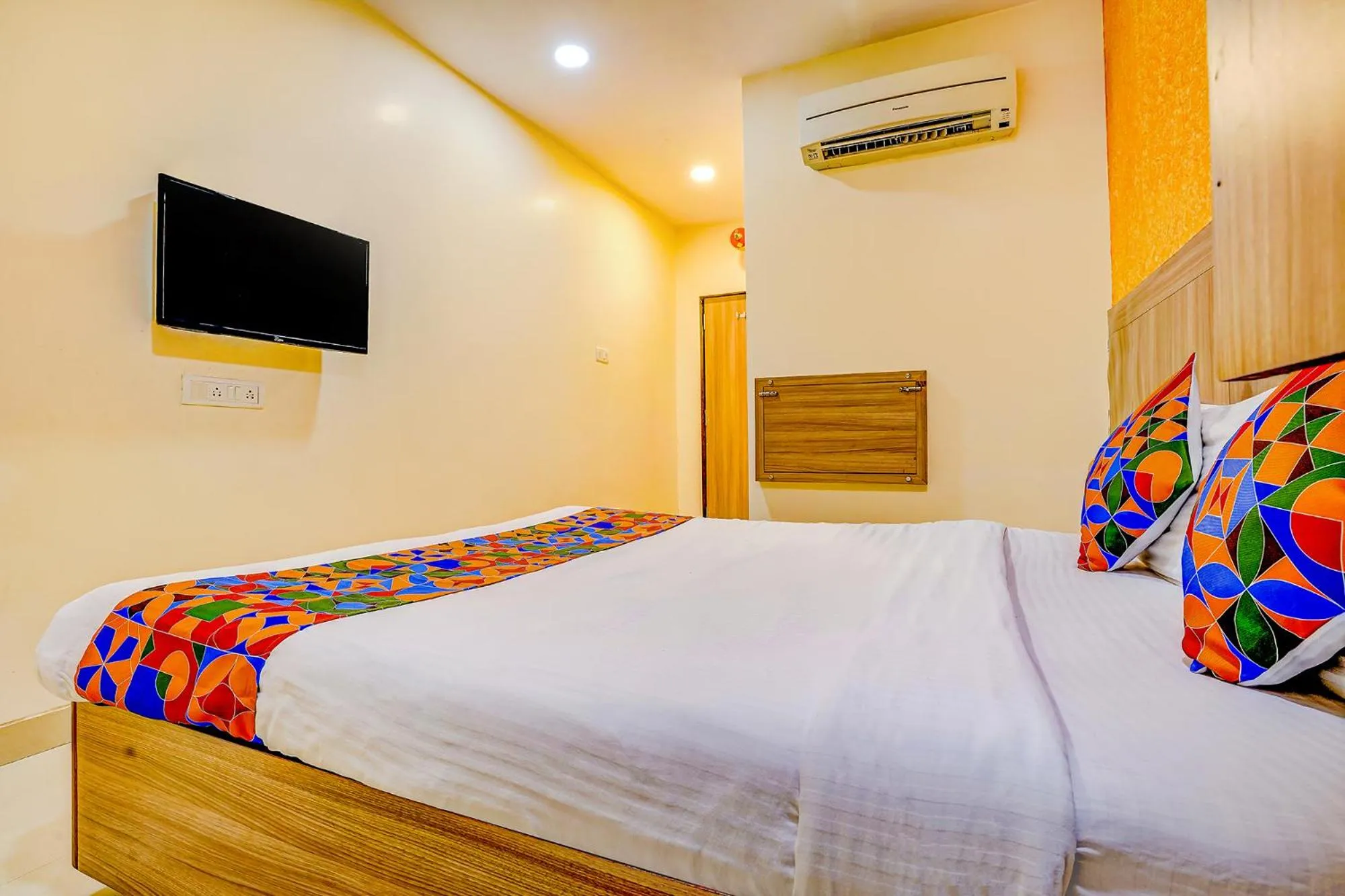 Bed in FabExpress Prakash Inn - Nr Mumbai International Airport