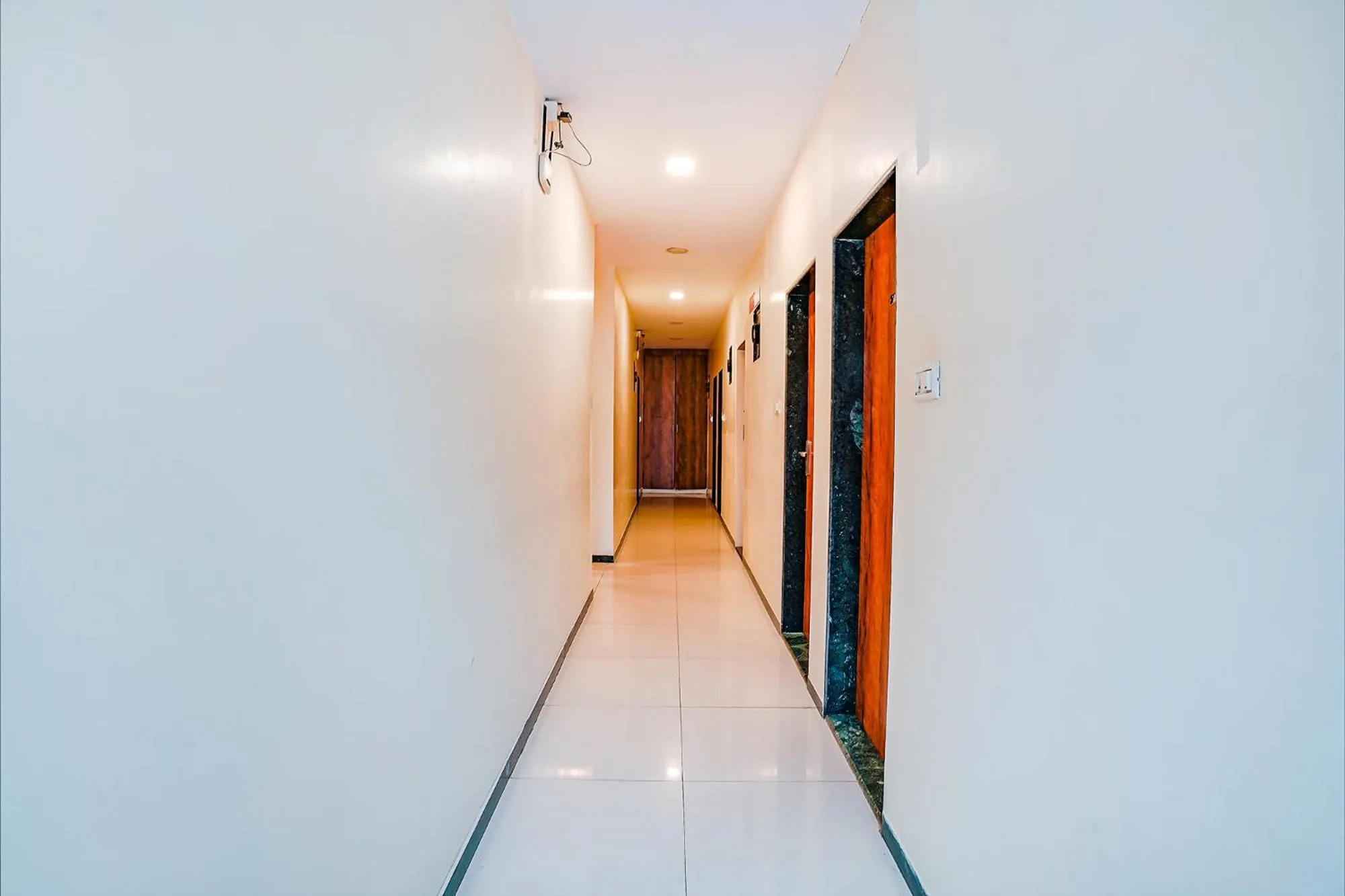 Lobby or reception in FabExpress Prakash Inn - Nr Mumbai International Airport