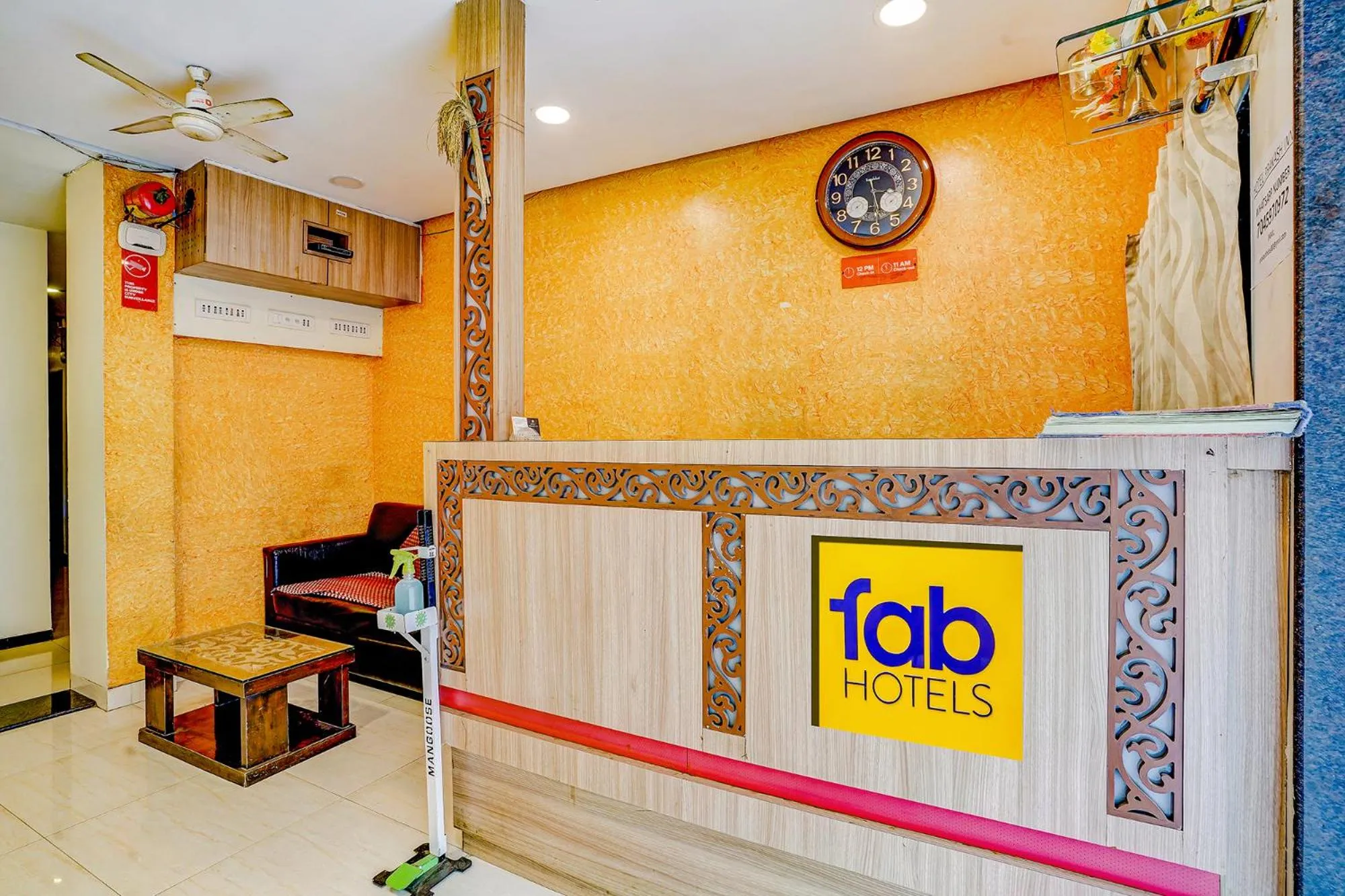 Lobby or reception in FabExpress Prakash Inn - Nr Mumbai International Airport