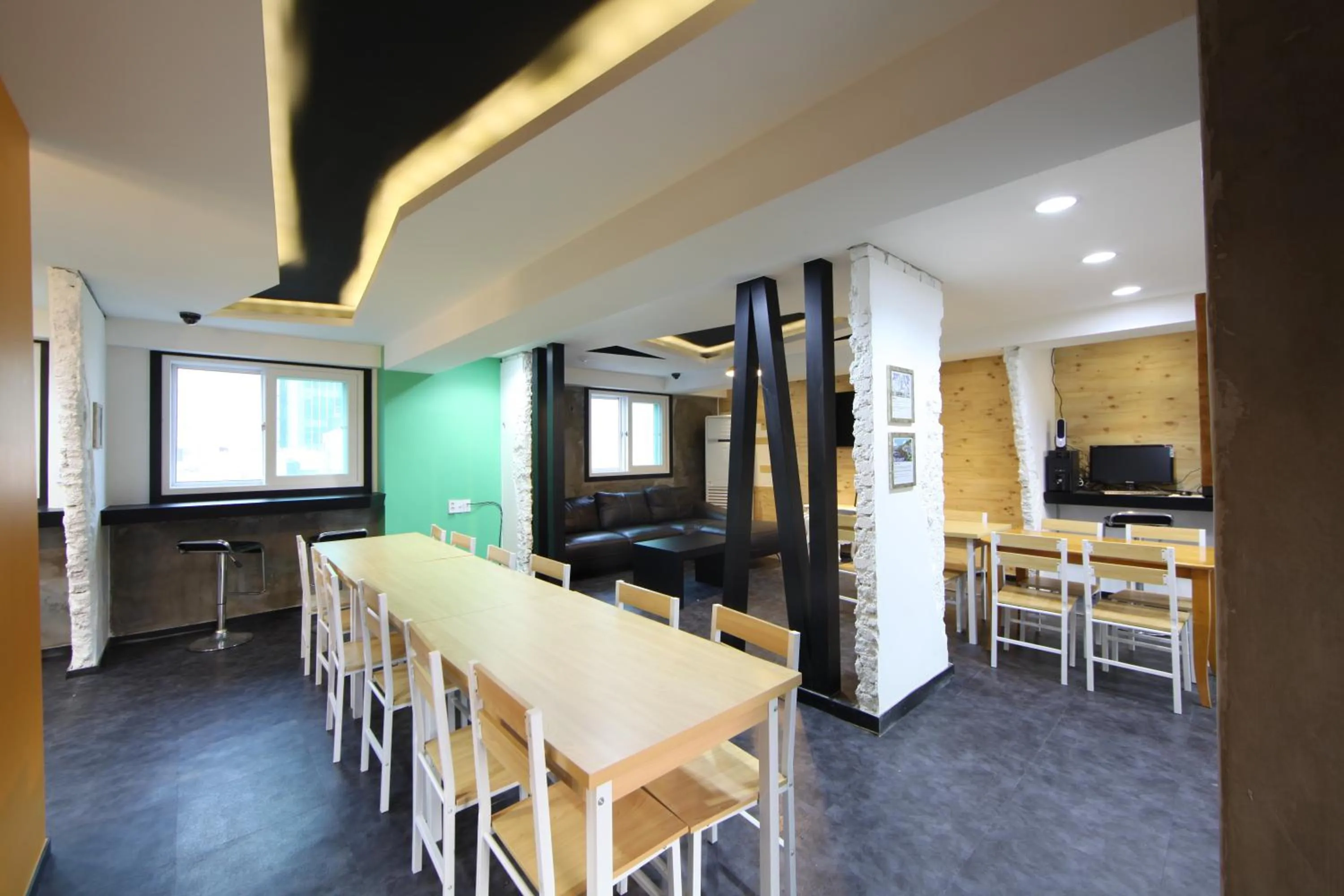 Communal lounge/ TV room in Calli Hostel