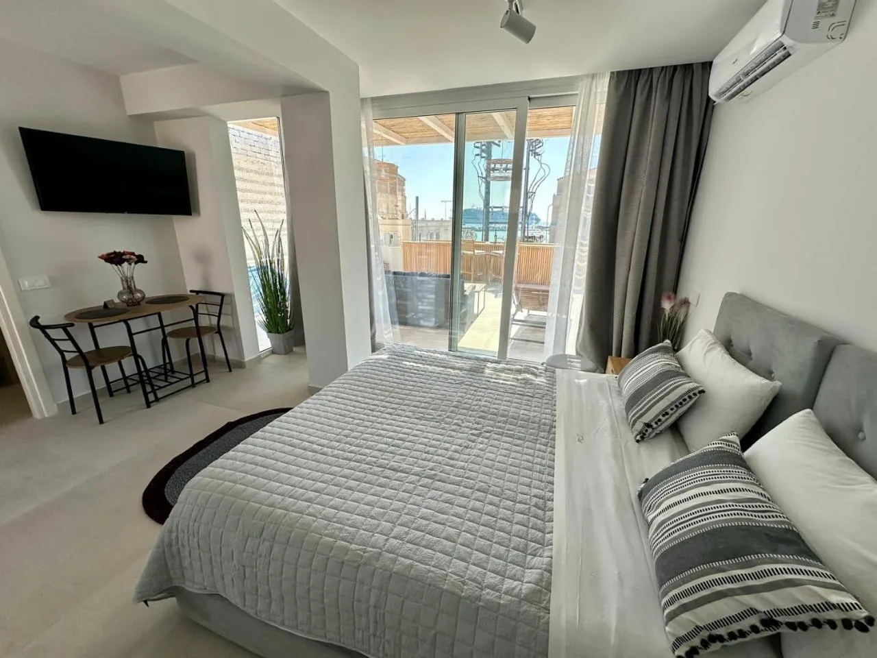 Bed in AMINA APARTMENTS