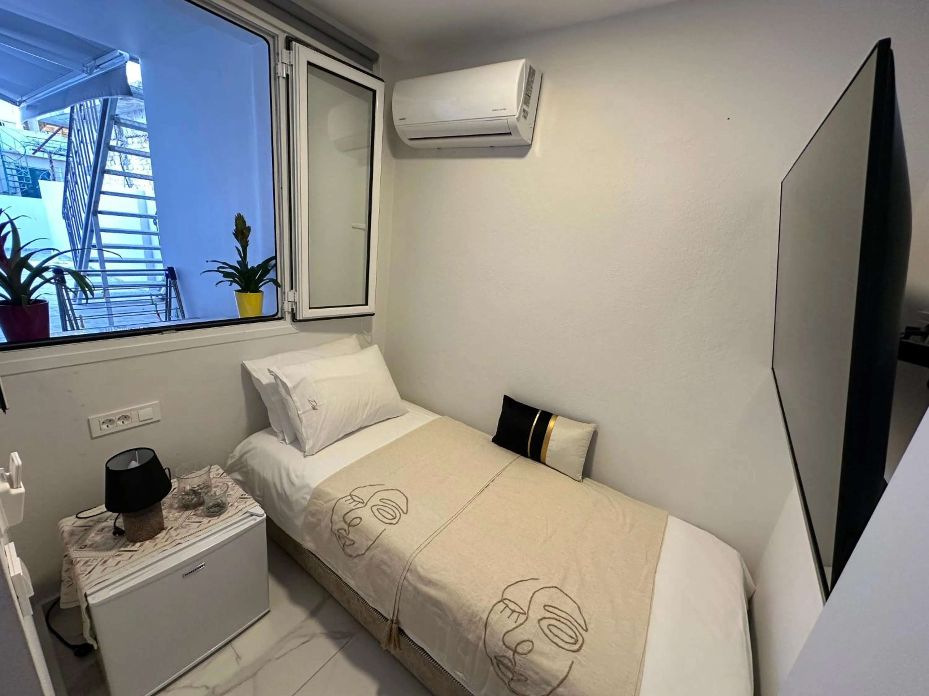 Bed in AMINA APARTMENTS