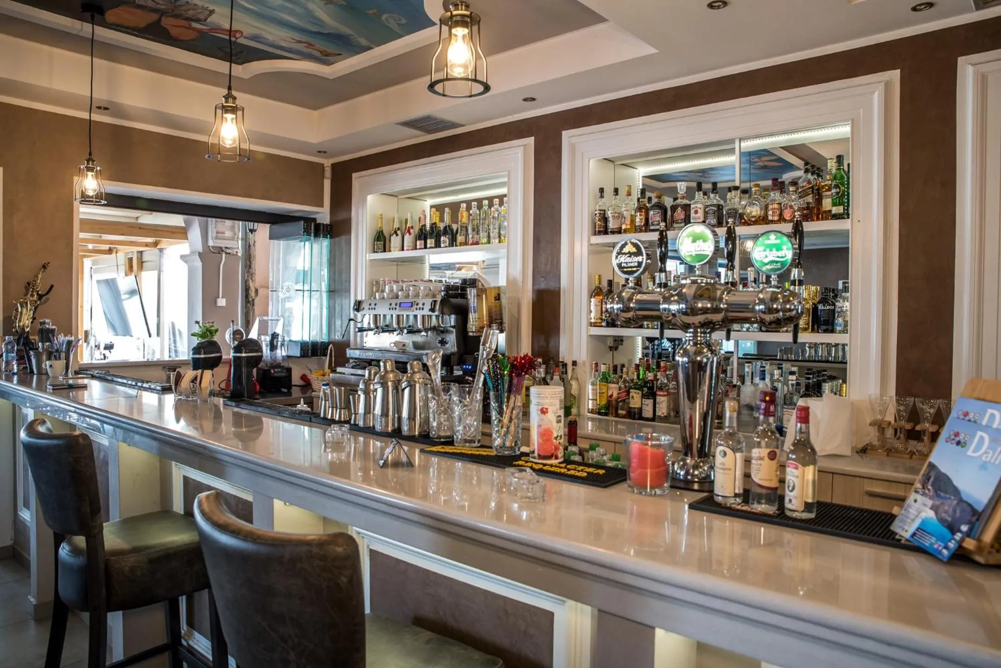 Restaurant/places to eat in AMINA APARTMENTS