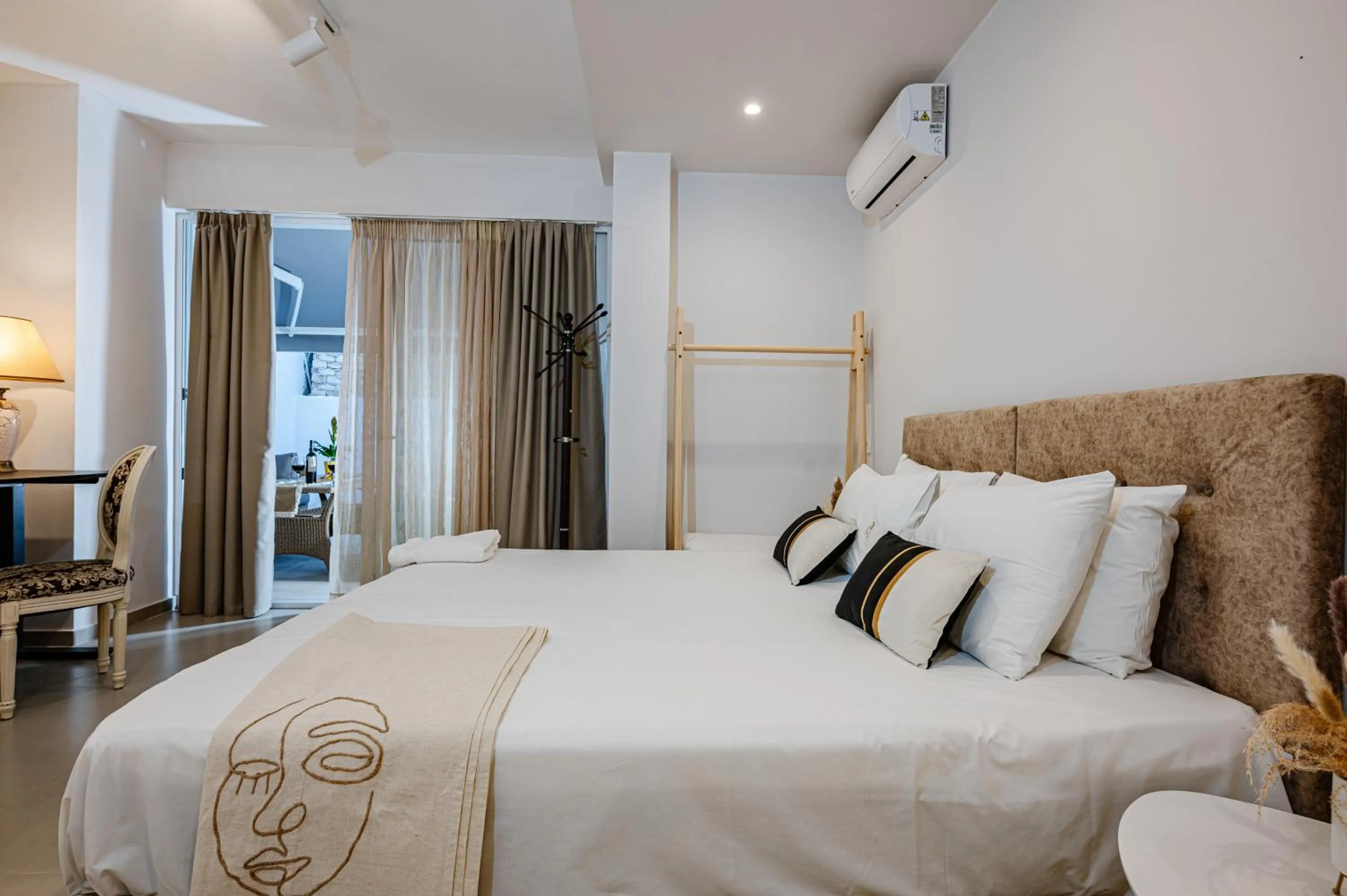 Bed in AMINA APARTMENTS