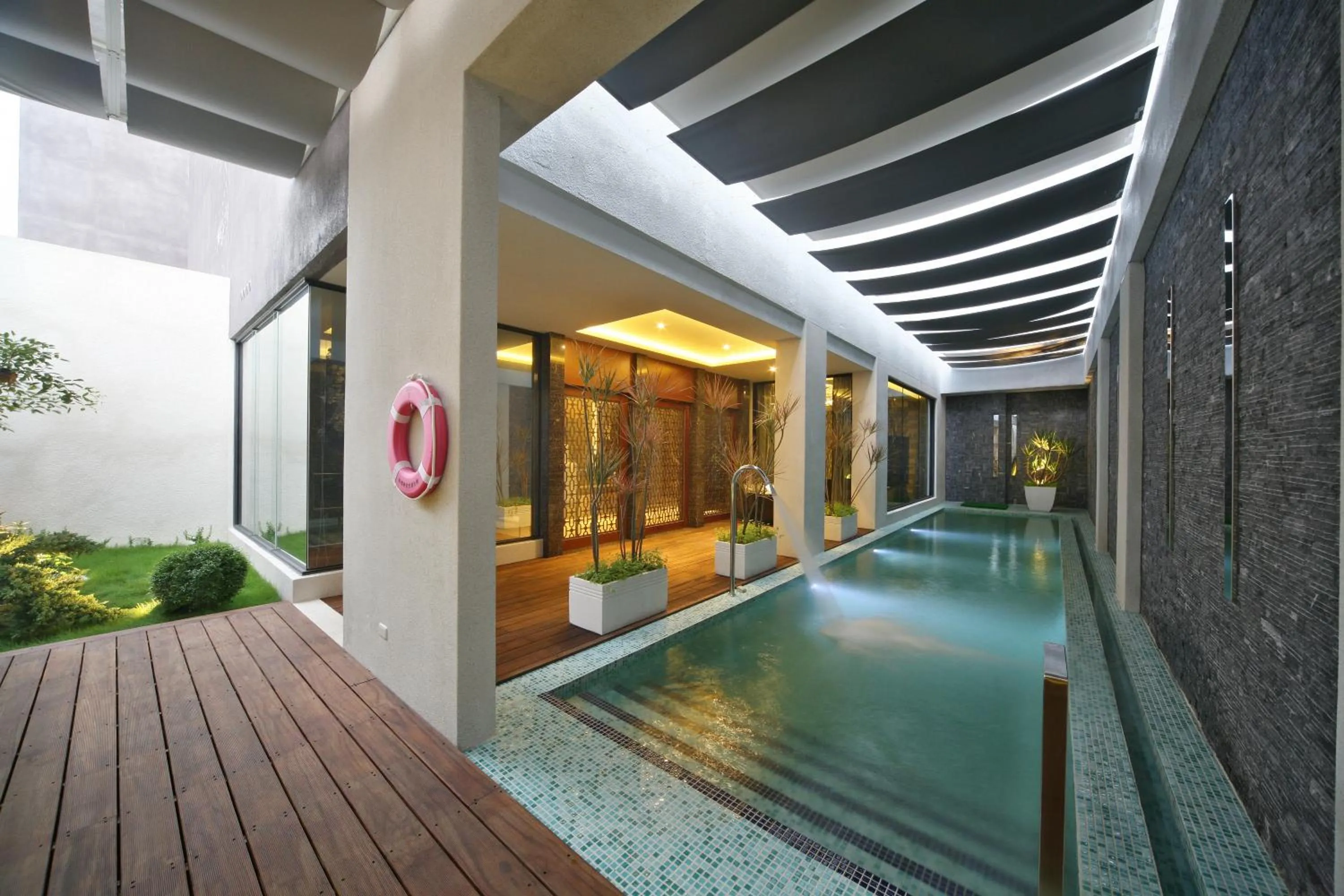 Swimming pool in Han Guan Motel