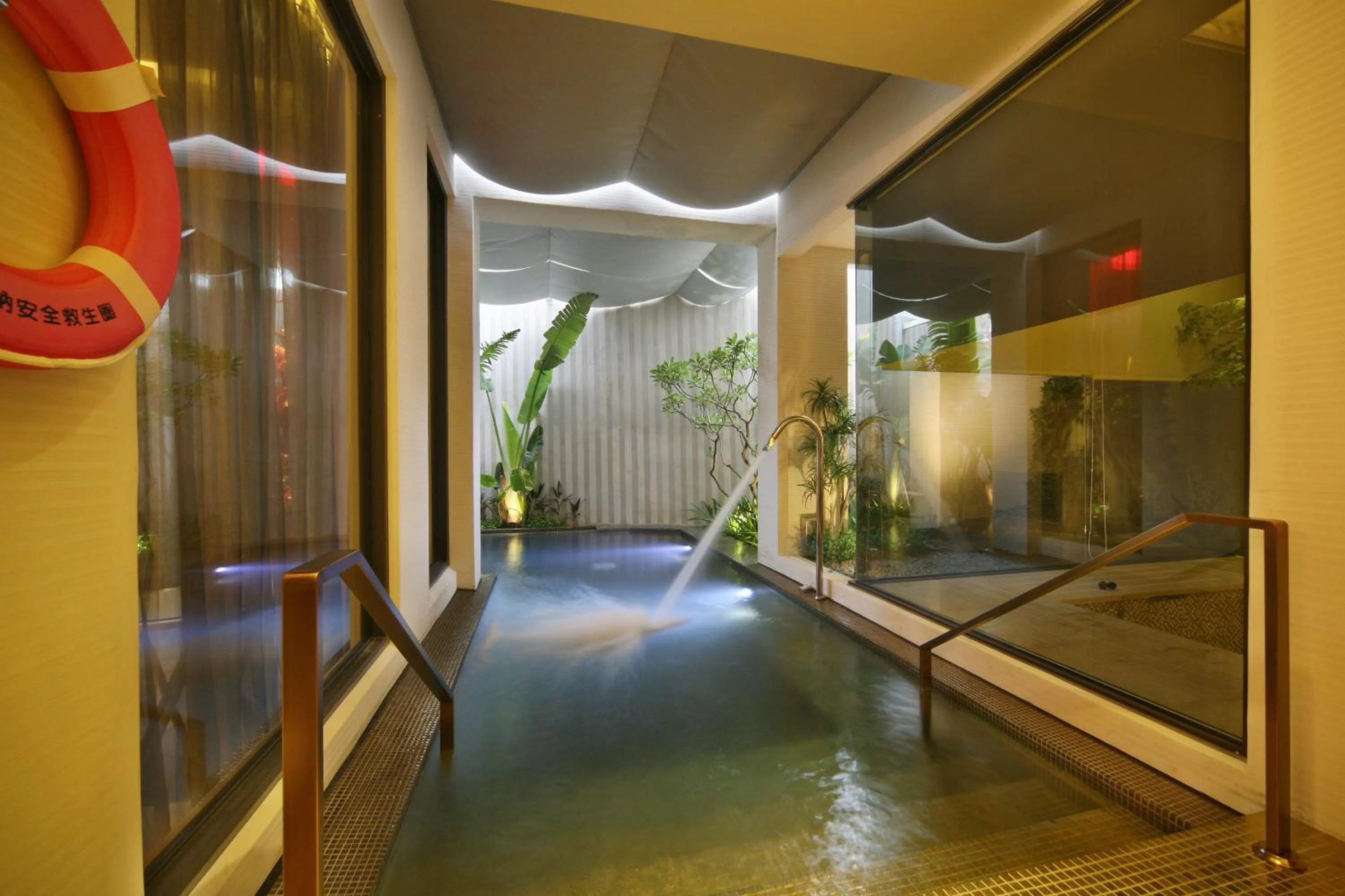 Pool view in Han Guan Motel