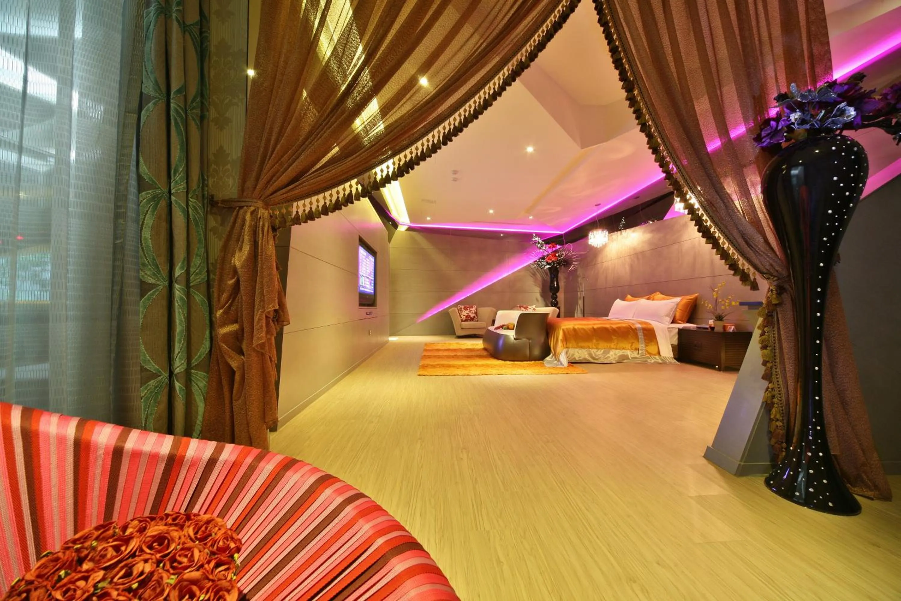 Photo of the whole room, Bed in Han Guan Motel