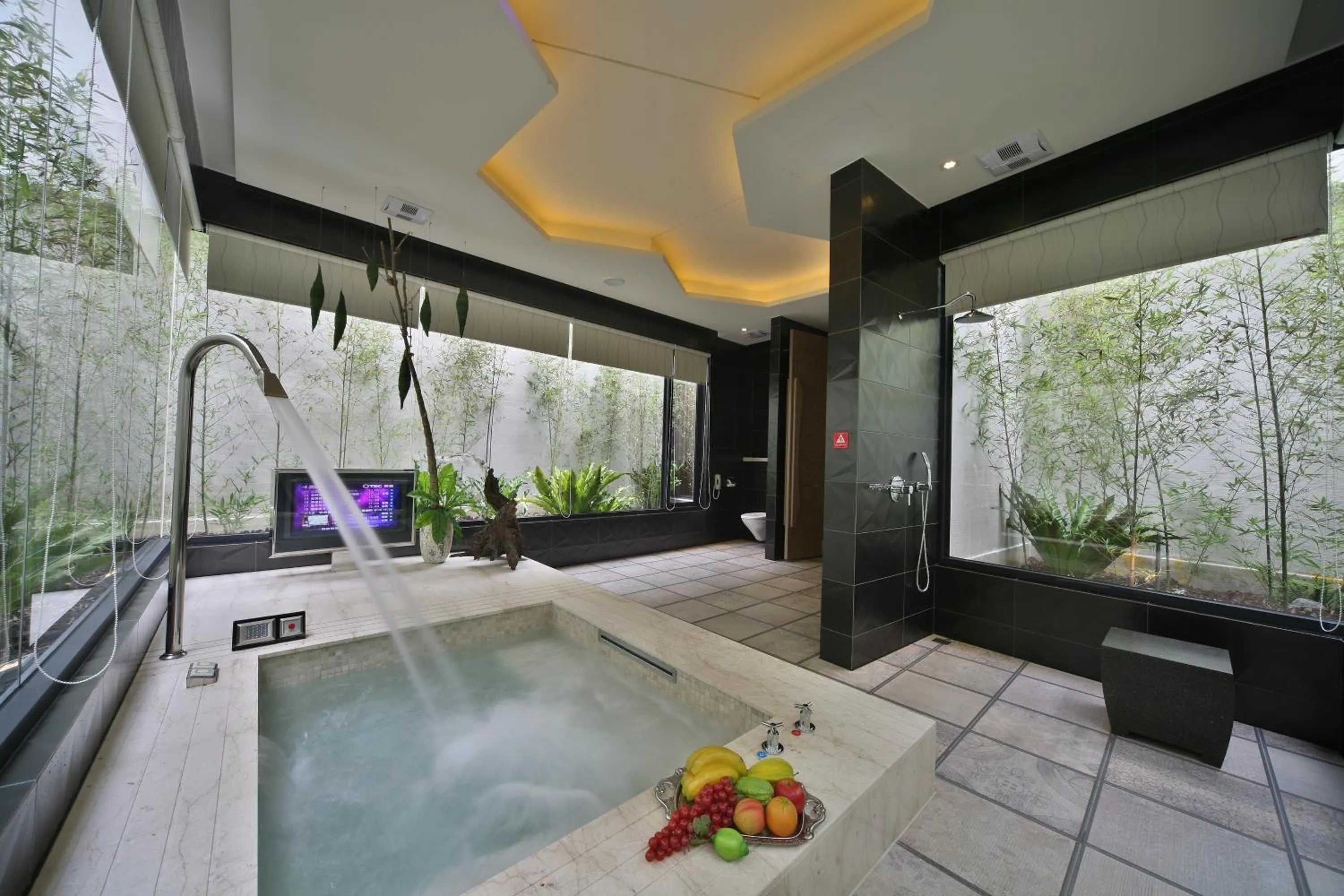 Hot Tub in Han Guan Motel