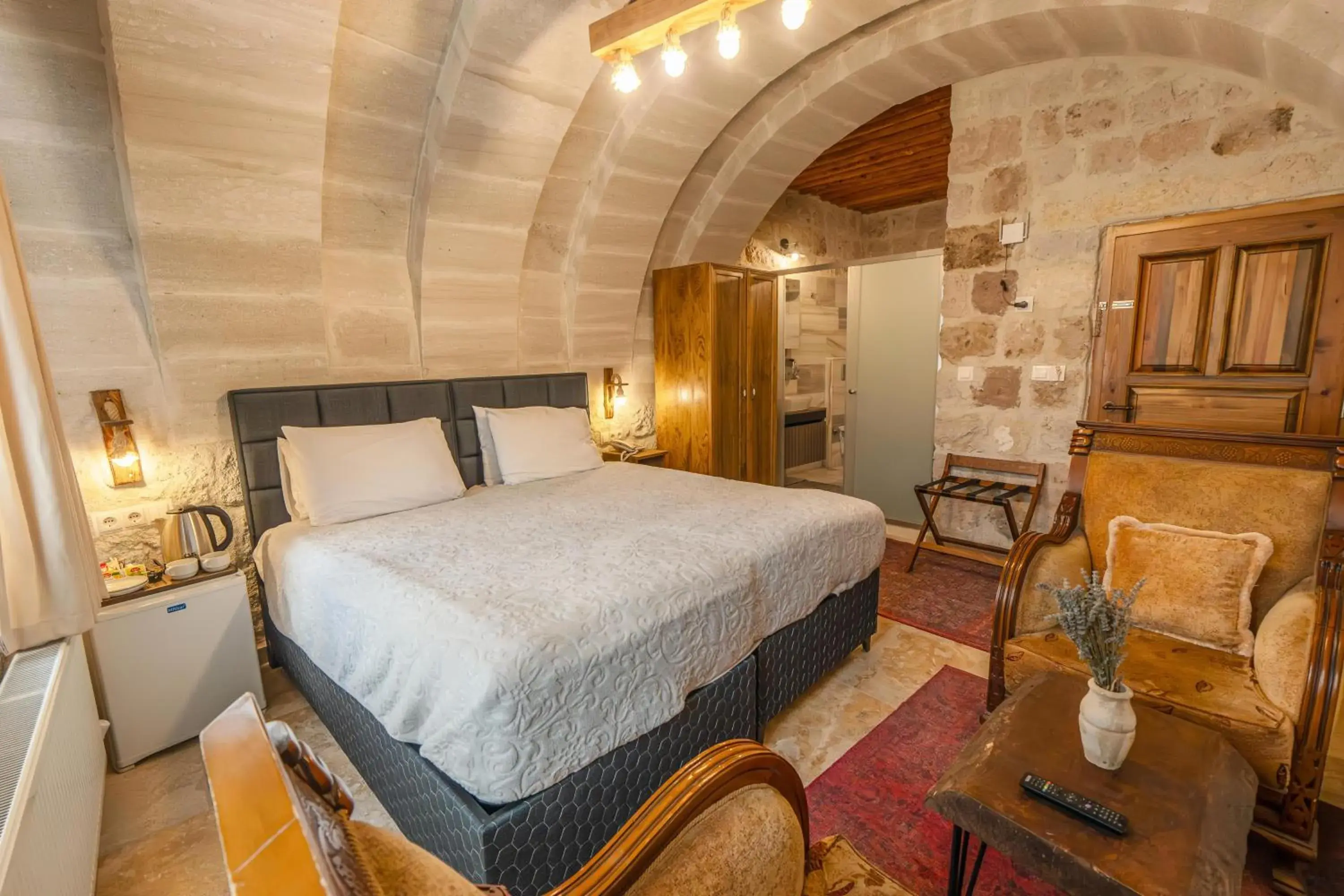 Deluxe Double Room with Bath in Belenus Cave House Deluxe Double Room with Bath in Belenus Cave House