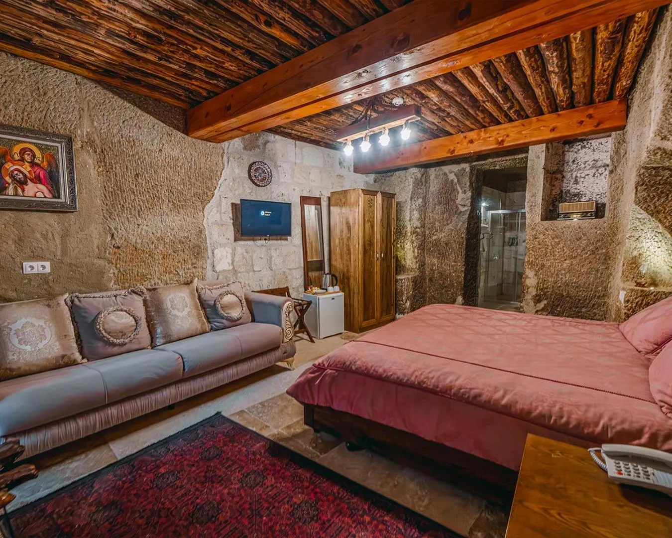 Photo of the whole room, Bed in Belenus Cave House