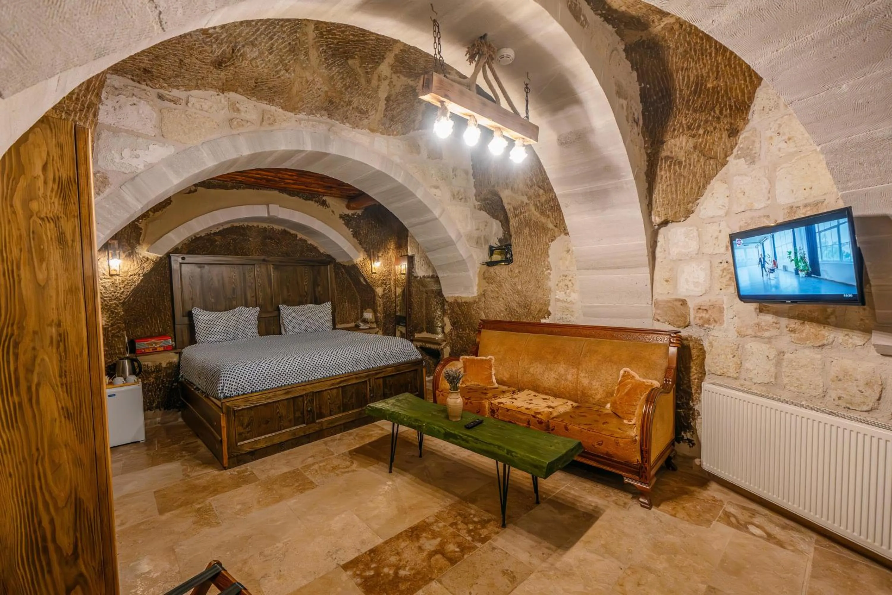Photo of the whole room, Bed in Belenus Cave House