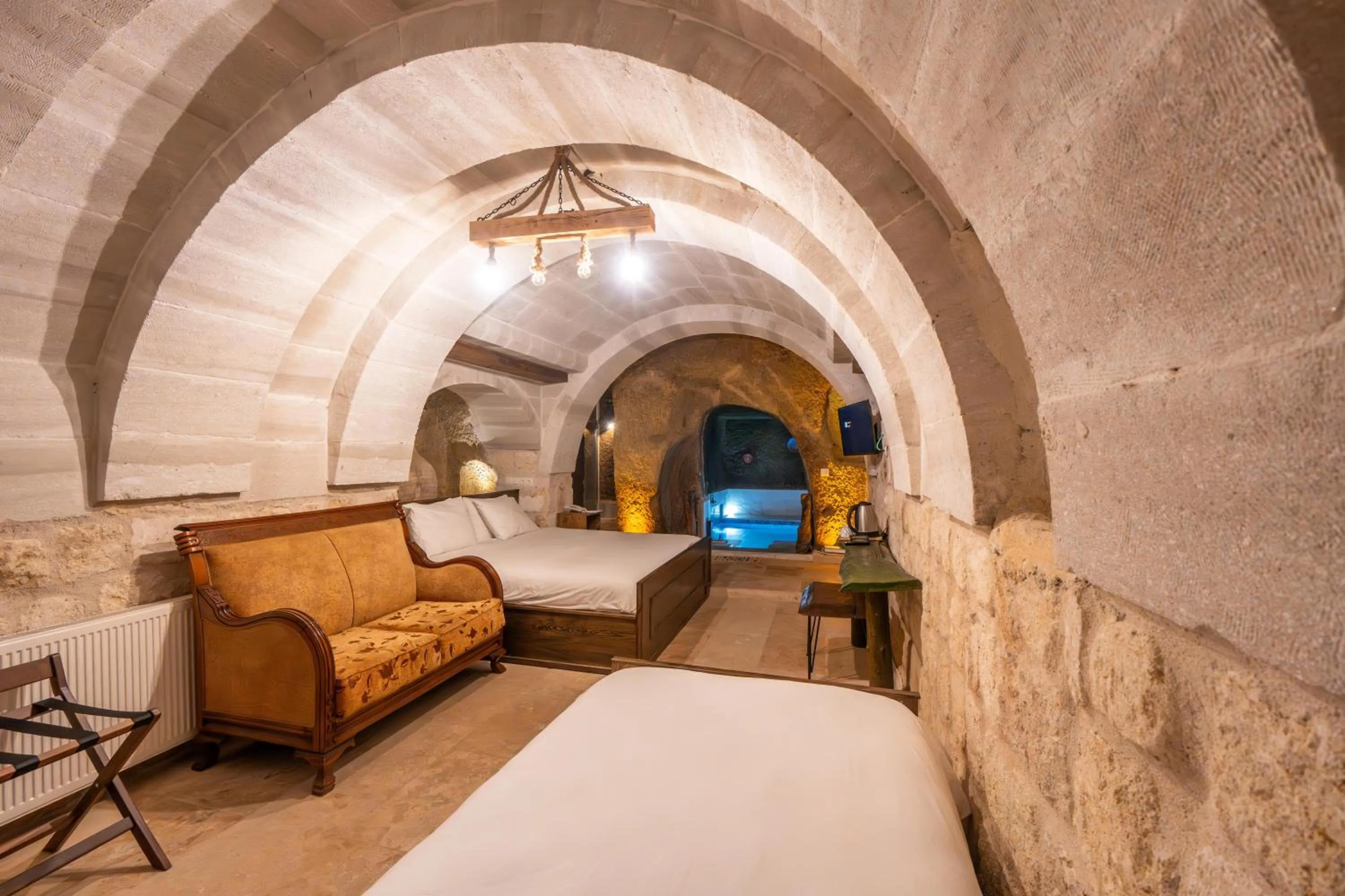 Photo of the whole room, Bed in Belenus Cave House