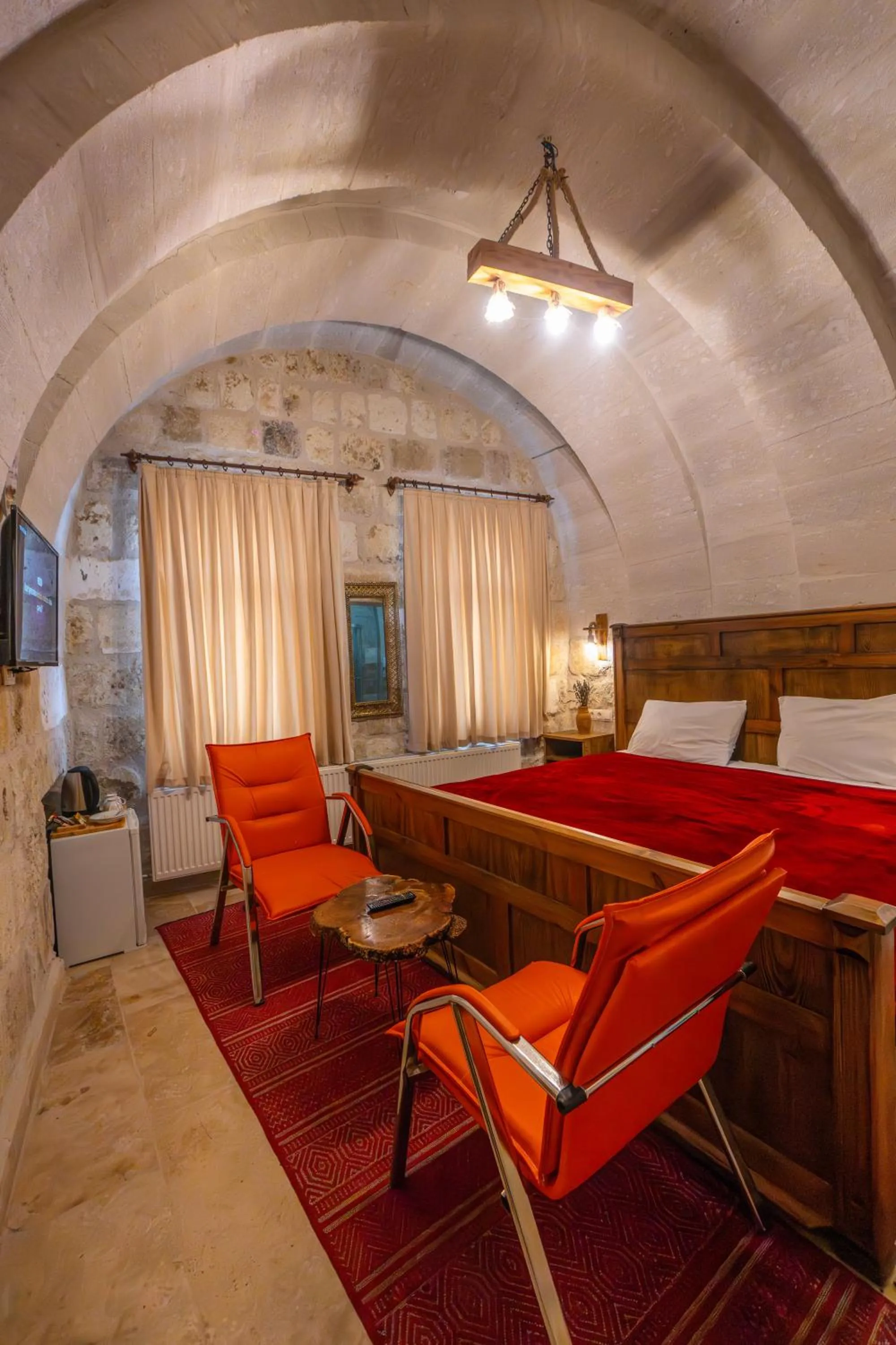 Photo of the whole room in Belenus Cave House