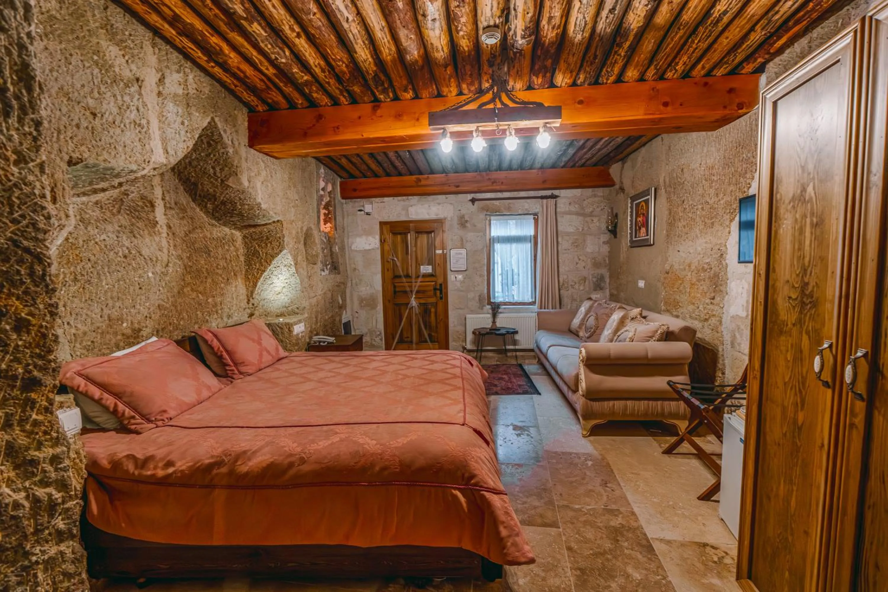 Photo of the whole room, Bed in Belenus Cave House