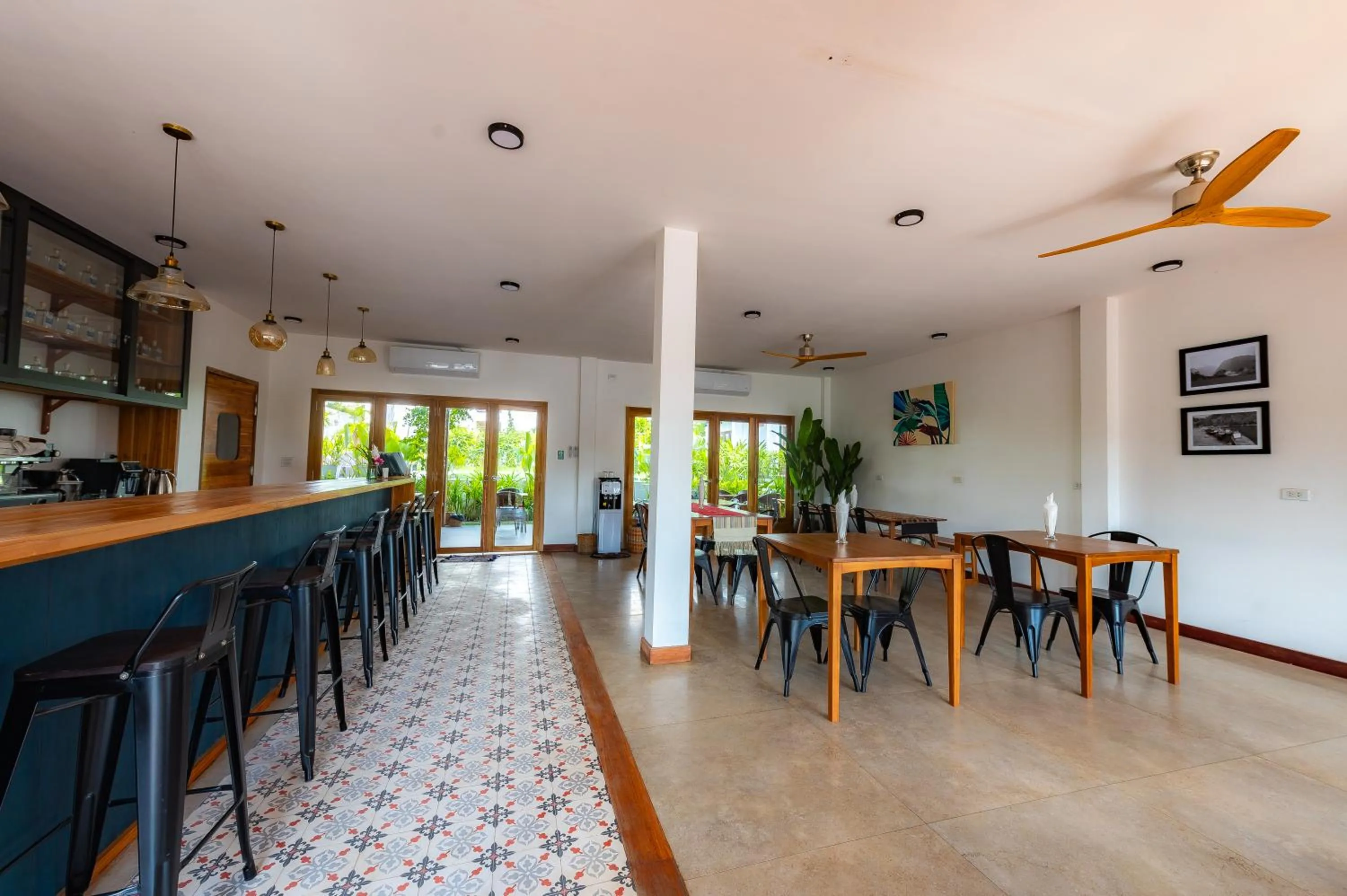 Restaurant/places to eat in Madilao Hotel