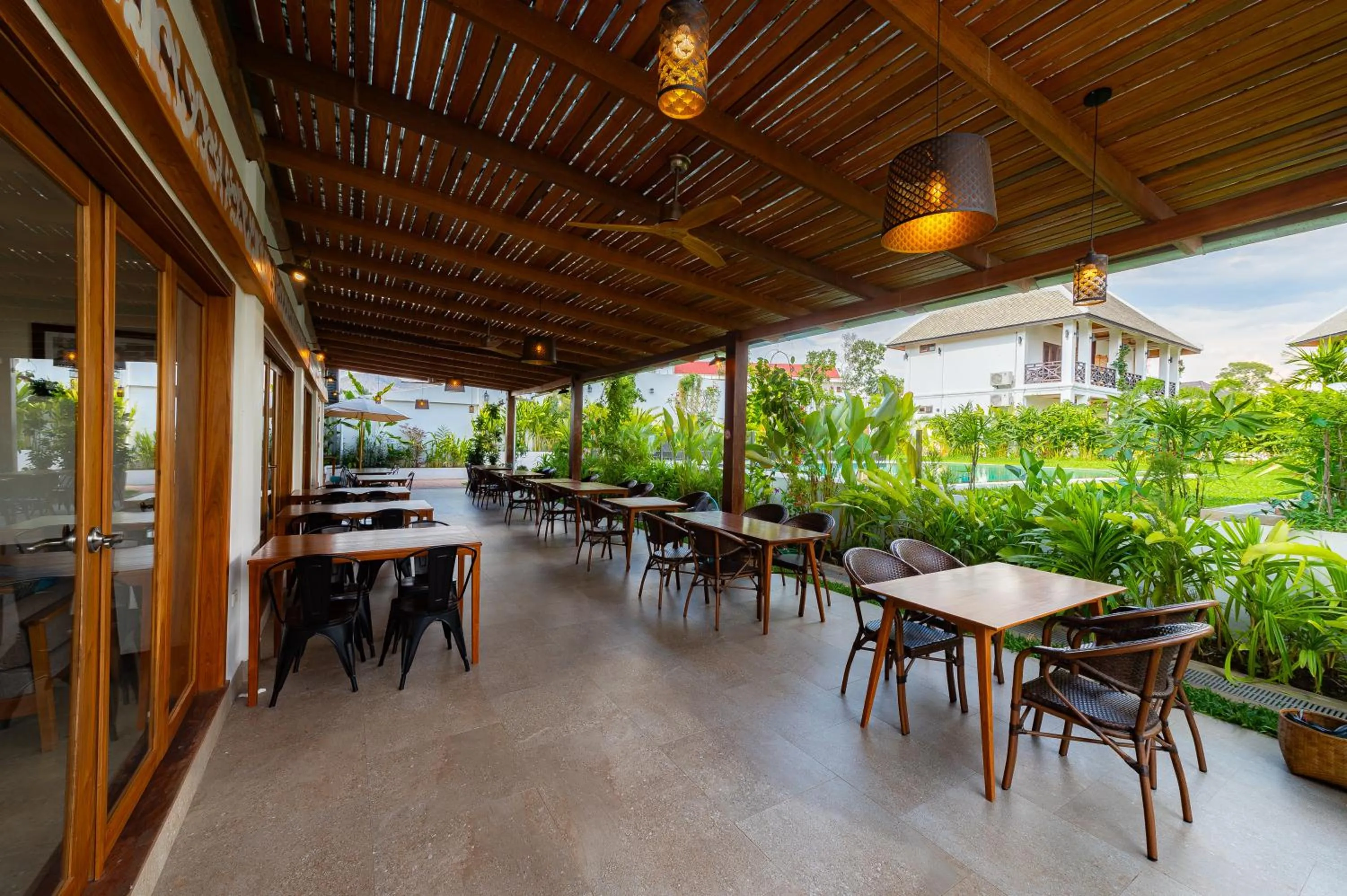 Restaurant/places to eat in Madilao Hotel