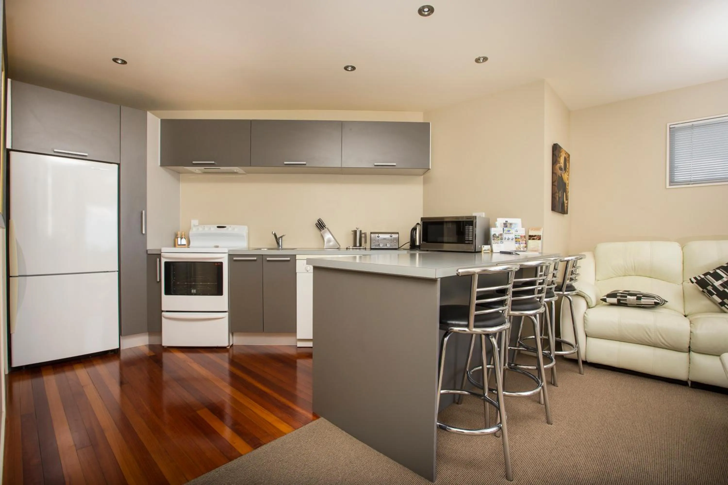 Day in Tahi Lodge - Matakana Coast