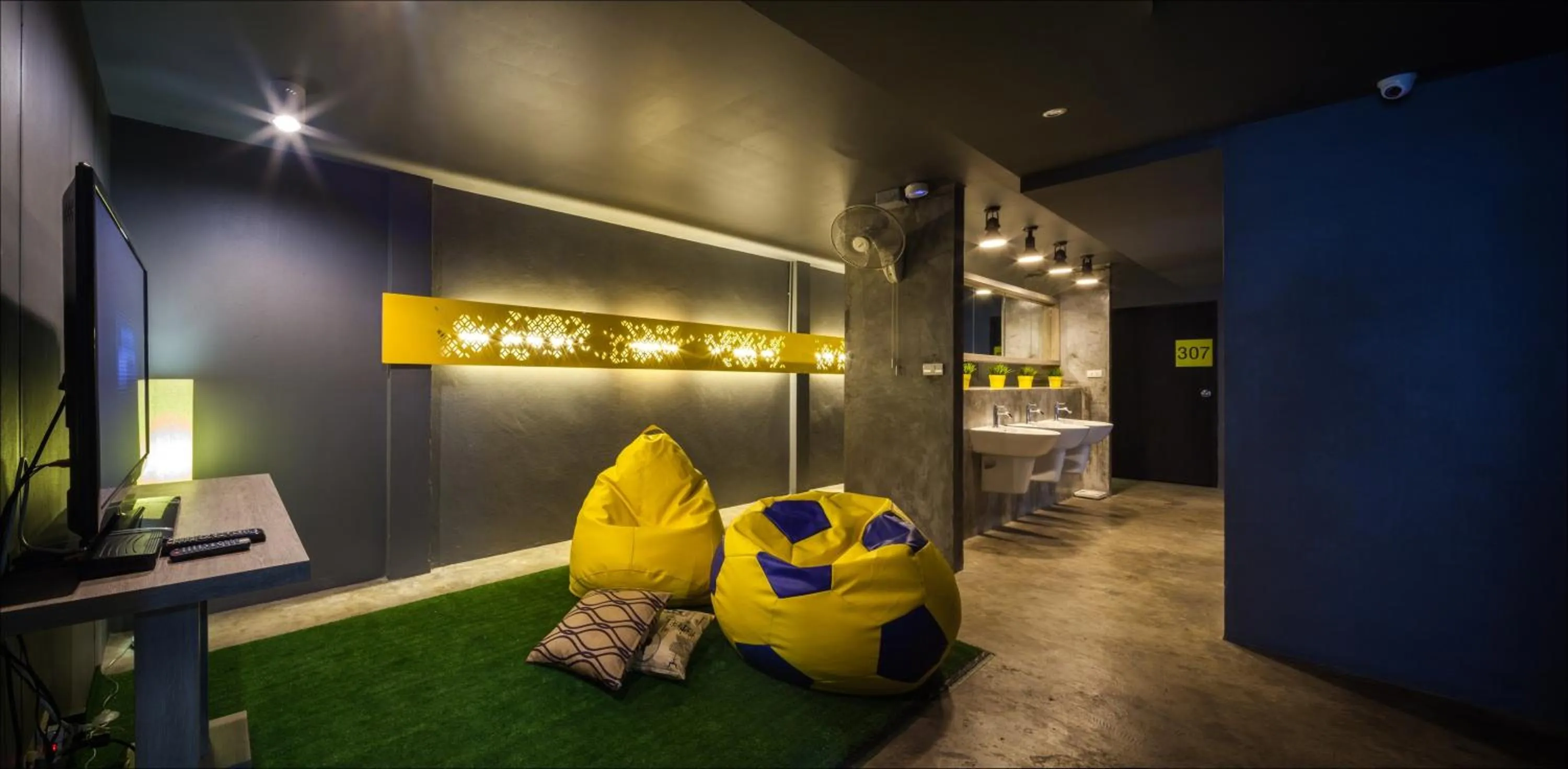 Communal lounge/ TV room, Bed in Fulfill Phuket - SHA