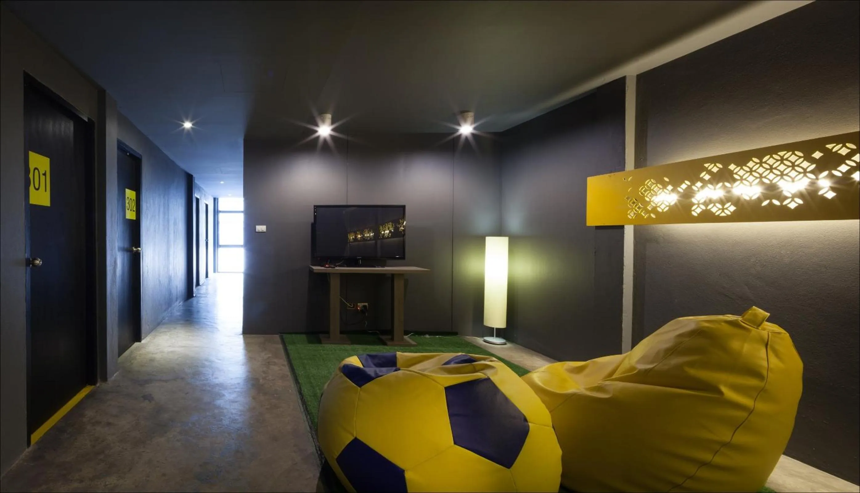 Communal lounge/ TV room, Bed in Fulfill Phuket - SHA