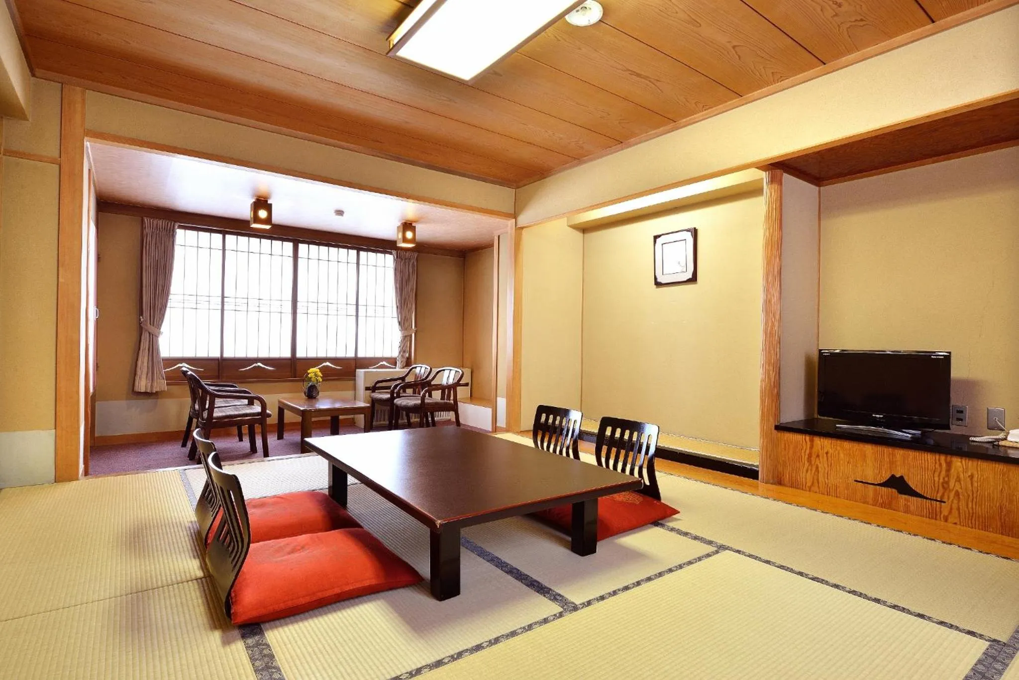 Photo of the whole room in Nishiki-no-Yu Jimotoya